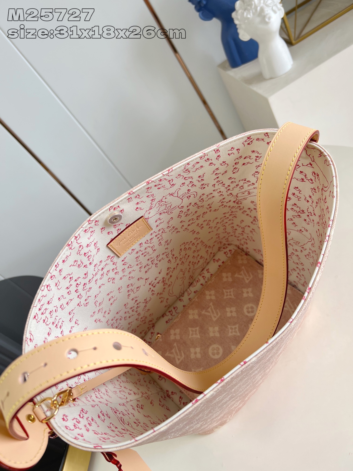 【顶级原单 M25727 】本款 All In 大号手袋出自 LV Travels With 系列，以 