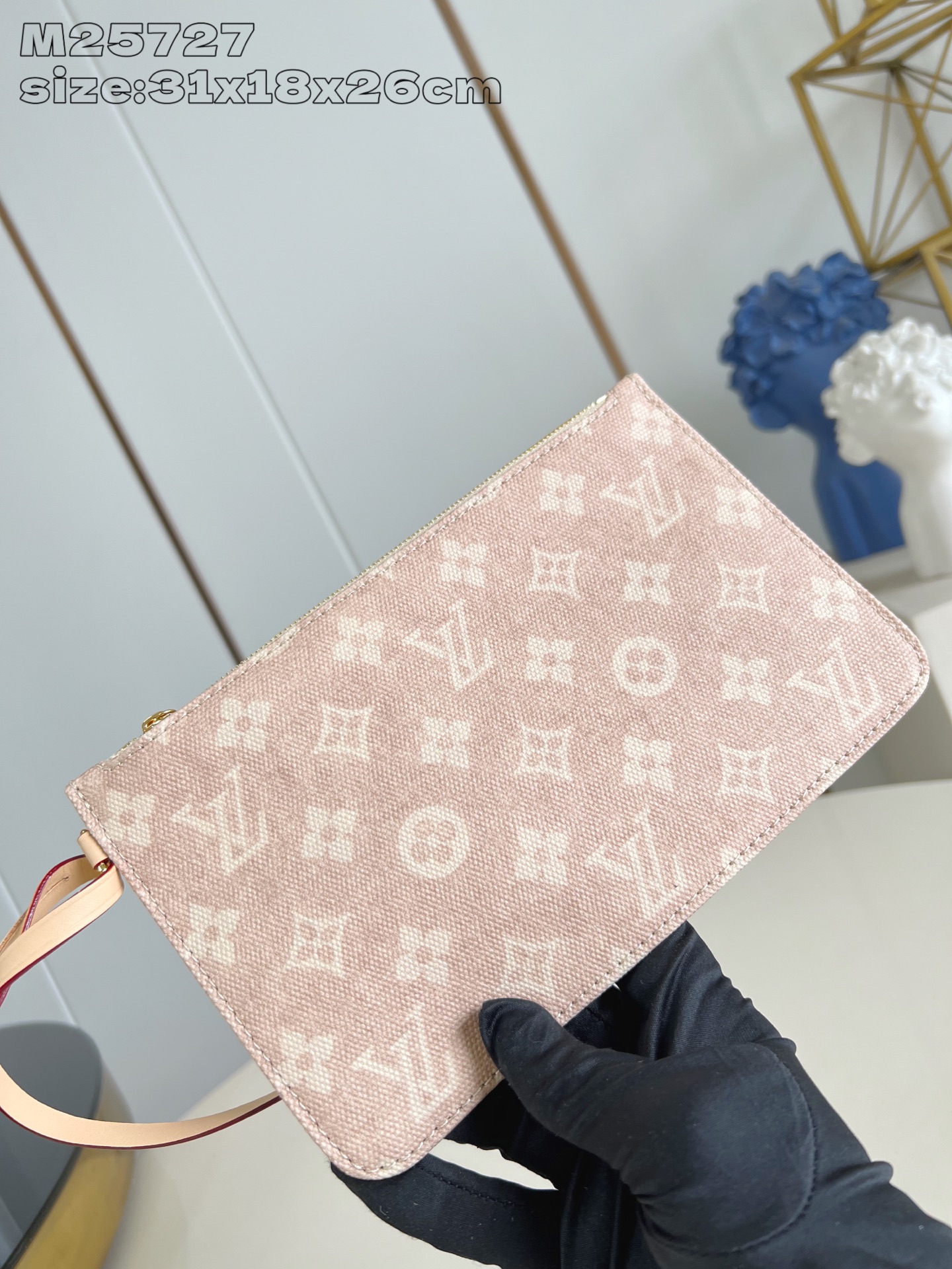 【顶级原单 M25727 】本款 All In 大号手袋出自 LV Travels With 系列，以 