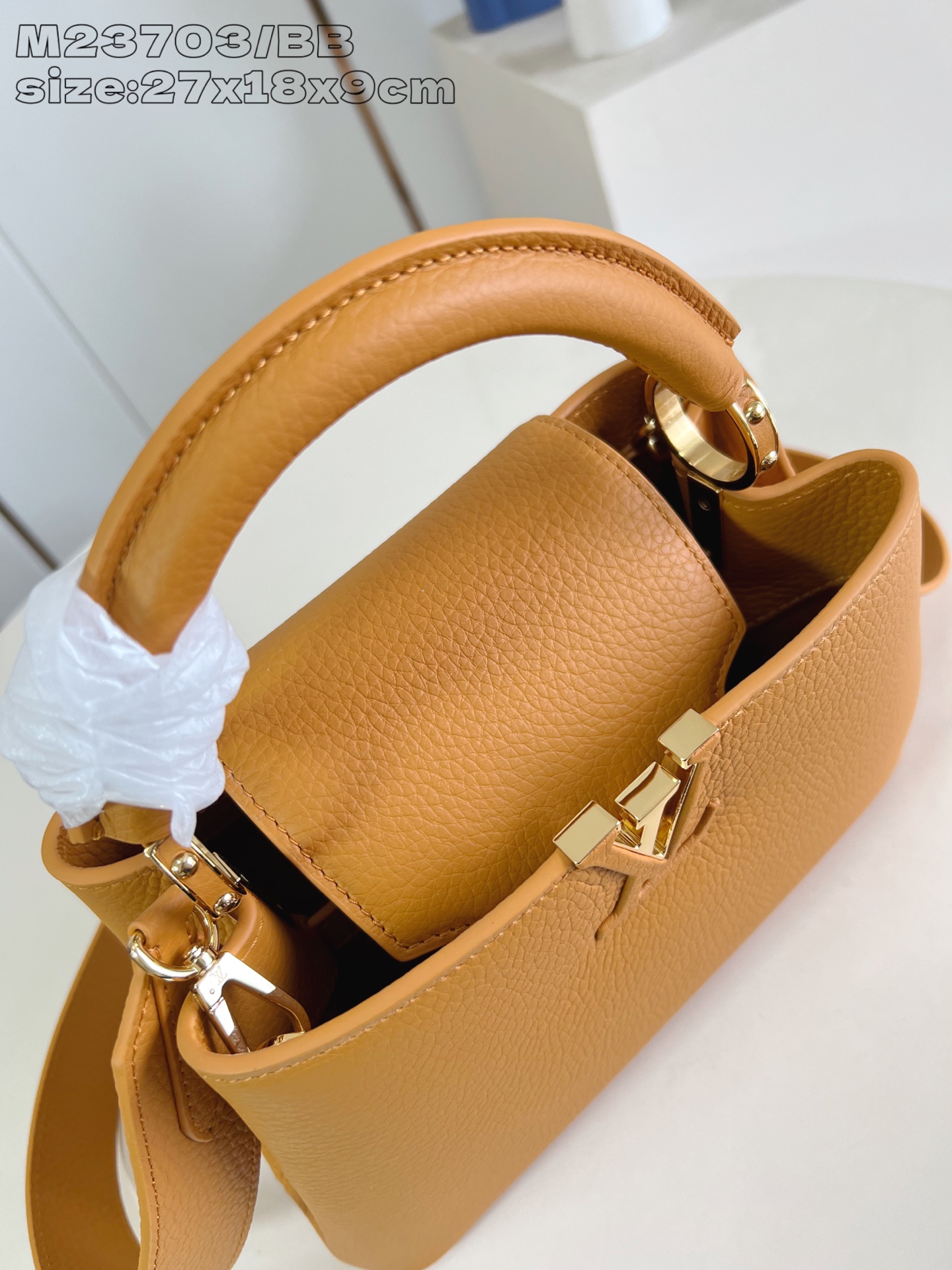 【顶级原单 M23703橙色/小号 】Capucines 系列手袋诞生于 2013 年，以 1854 年