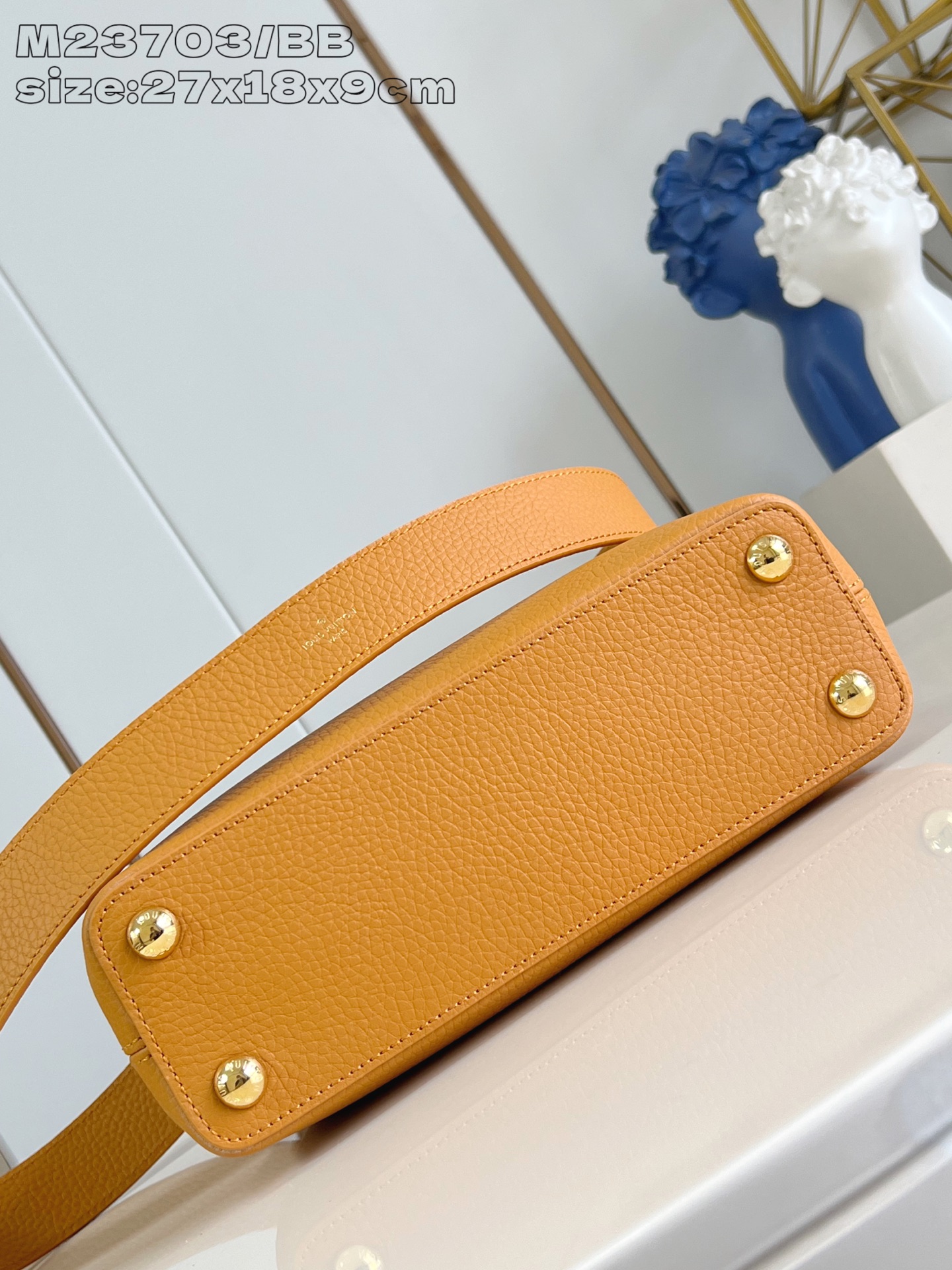 【顶级原单 M23703橙色/小号 】Capucines 系列手袋诞生于 2013 年，以 1854 年