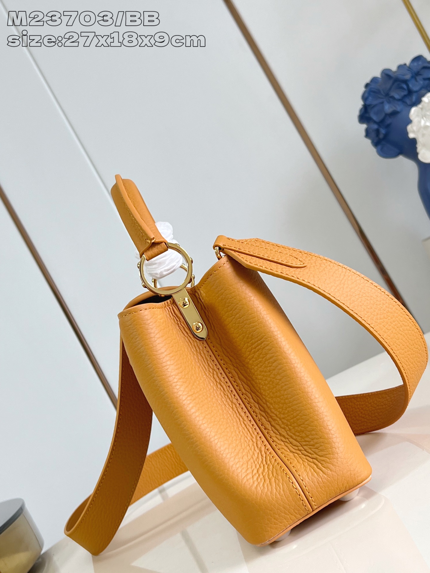 【顶级原单 M23703橙色/小号 】Capucines 系列手袋诞生于 2013 年，以 1854 年