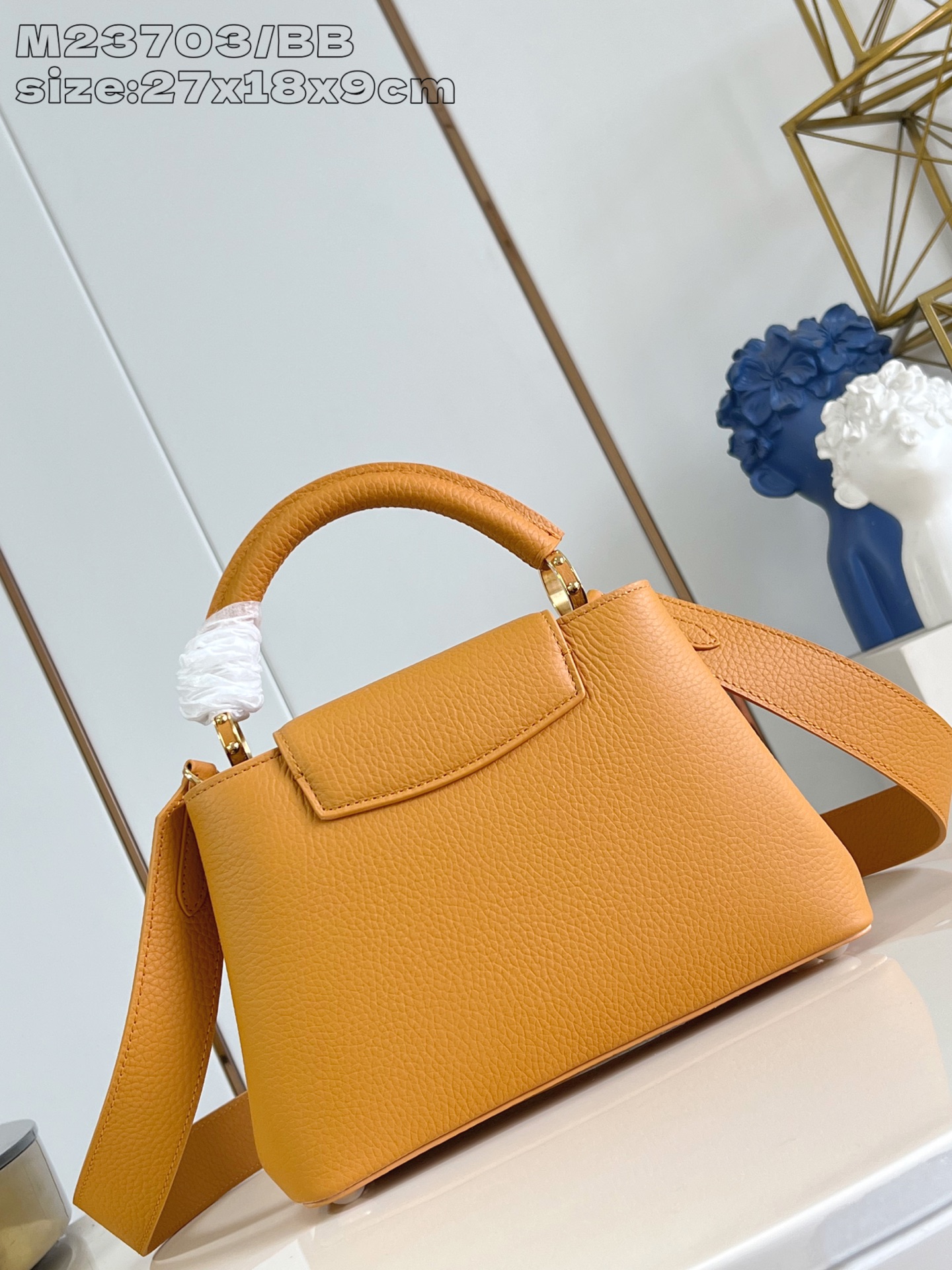 【顶级原单 M23703橙色/小号 】Capucines 系列手袋诞生于 2013 年，以 1854 年