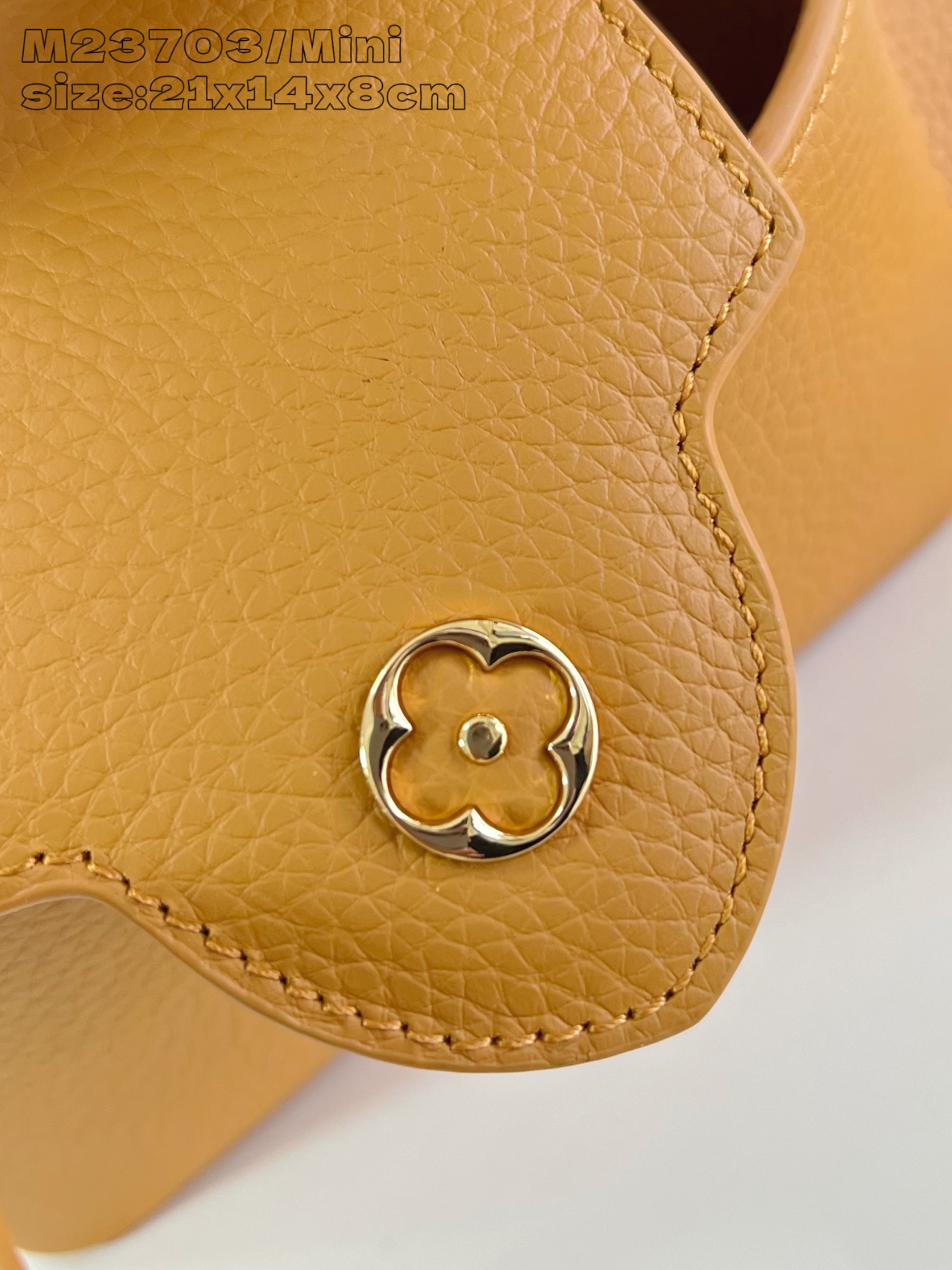 【顶级原单 M23703橙色/迷你 】 本款 Capucines 迷你手袋为 Taurillon 牛皮革
