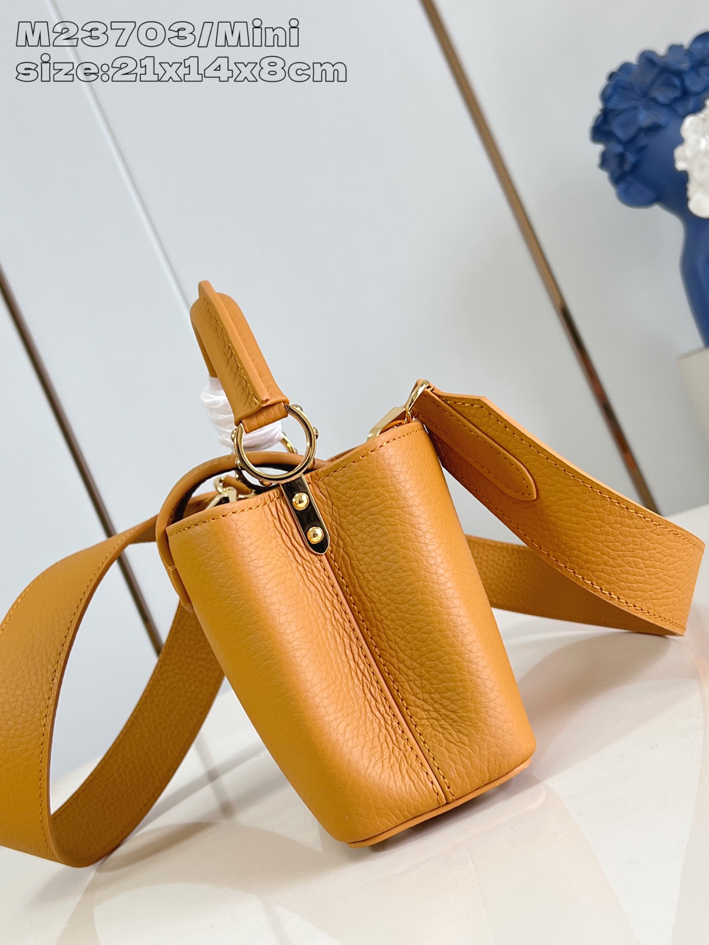 【顶级原单 M23703橙色/迷你 】 本款 Capucines 迷你手袋为 Taurillon 牛皮革