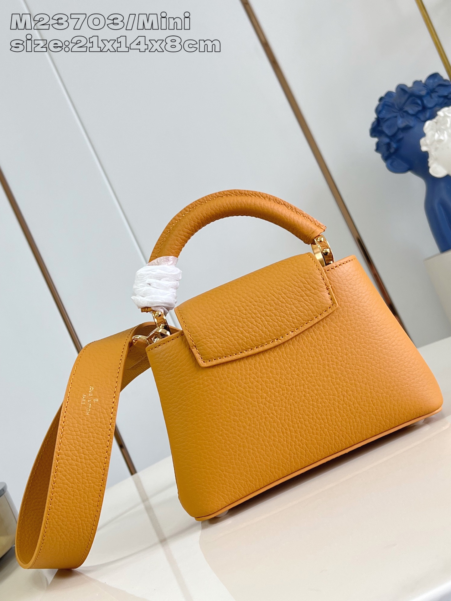 【顶级原单 M23703橙色/迷你 】 本款 Capucines 迷你手袋为 Taurillon 牛皮革