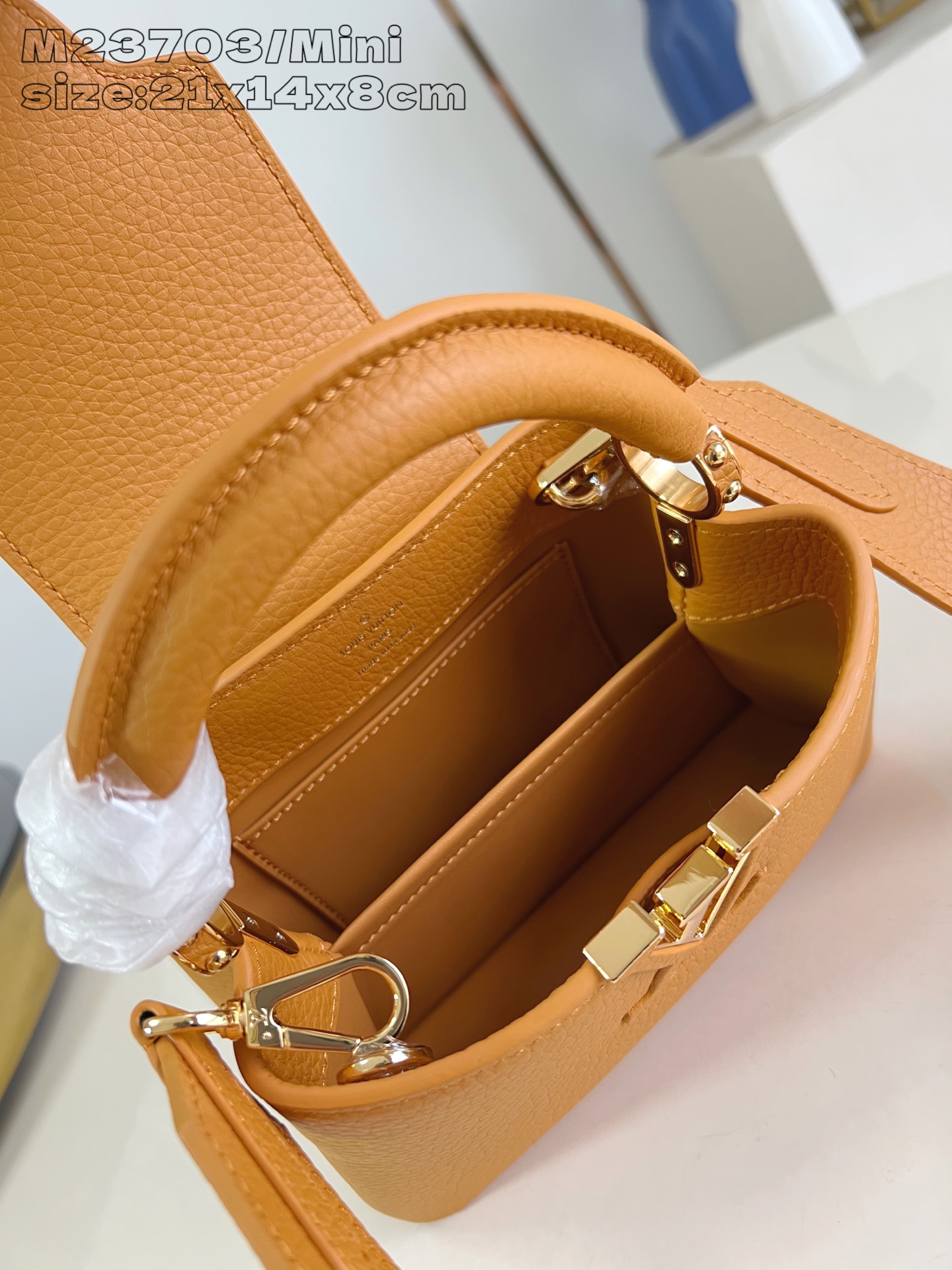 【顶级原单 M23703橙色/迷你 】 本款 Capucines 迷你手袋为 Taurillon 牛皮革