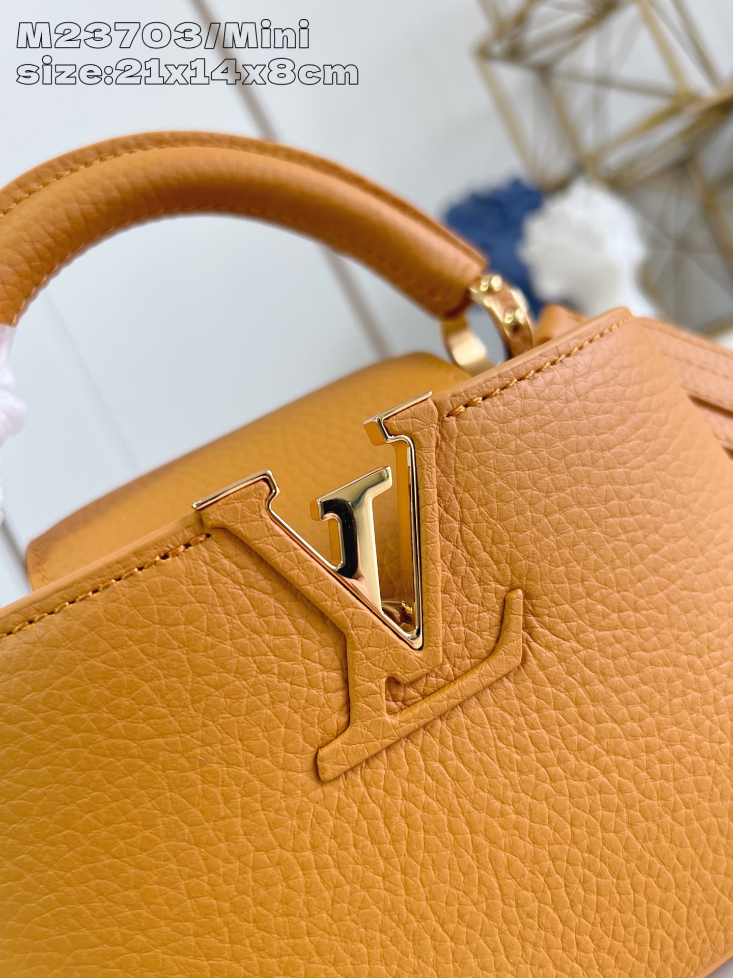 【顶级原单 M23703橙色/迷你 】 本款 Capucines 迷你手袋为 Taurillon 牛皮革
