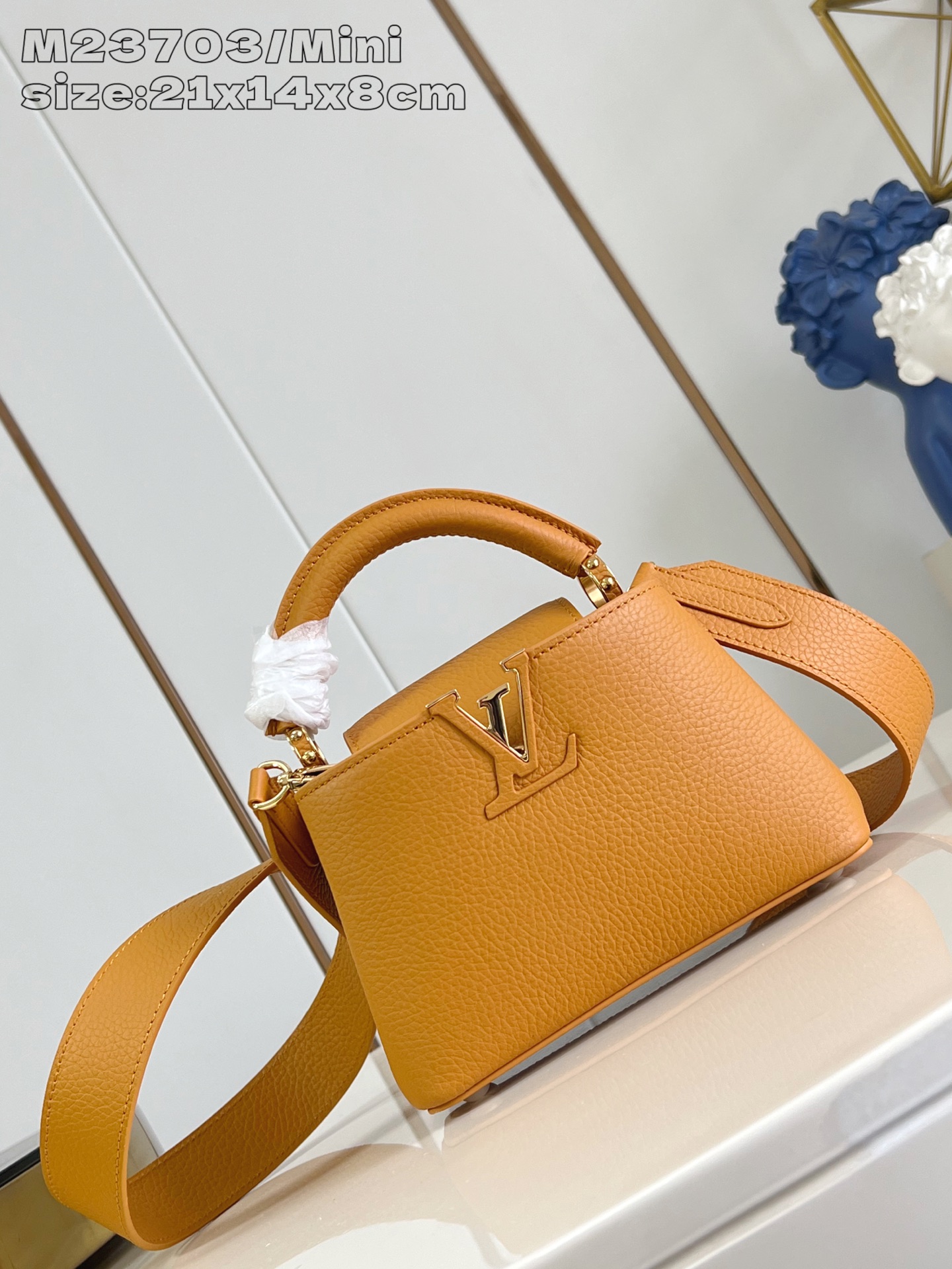 【顶级原单 M23703橙色/迷你 】 本款 Capucines 迷你手袋为 Taurillon 牛皮革
