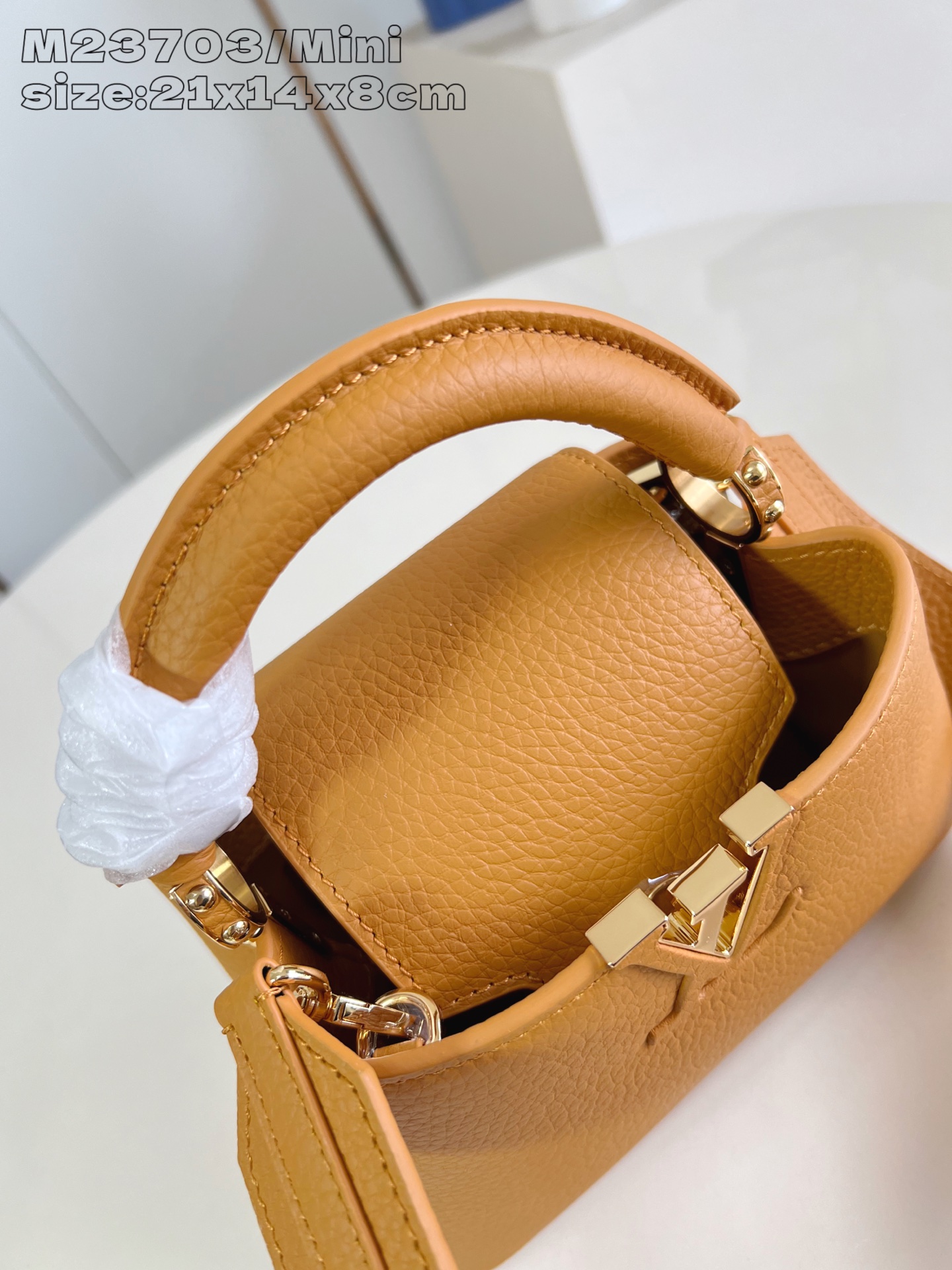 【顶级原单 M23703橙色/迷你 】 本款 Capucines 迷你手袋为 Taurillon 牛皮革