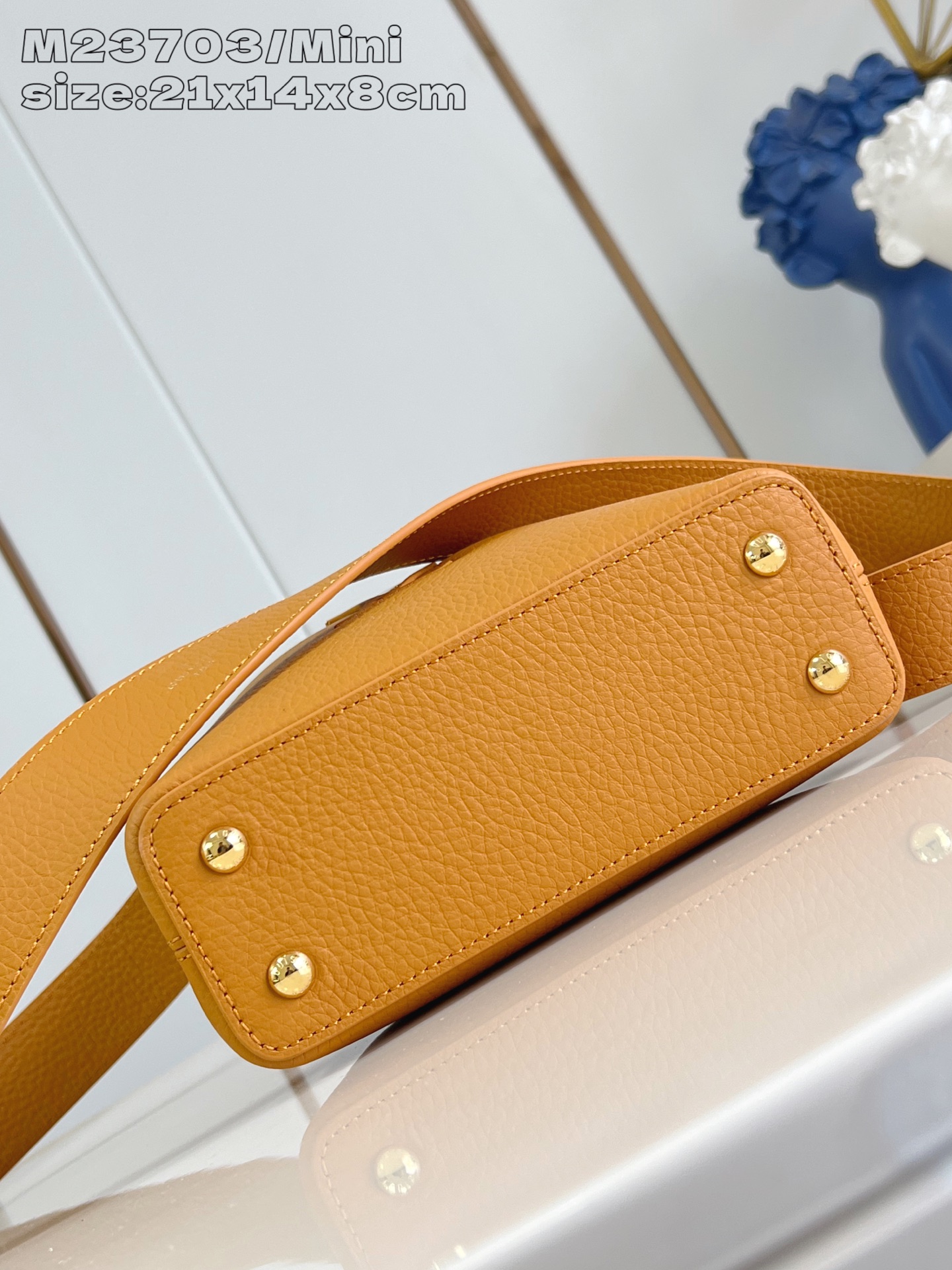 【顶级原单 M23703橙色/迷你 】 本款 Capucines 迷你手袋为 Taurillon 牛皮革