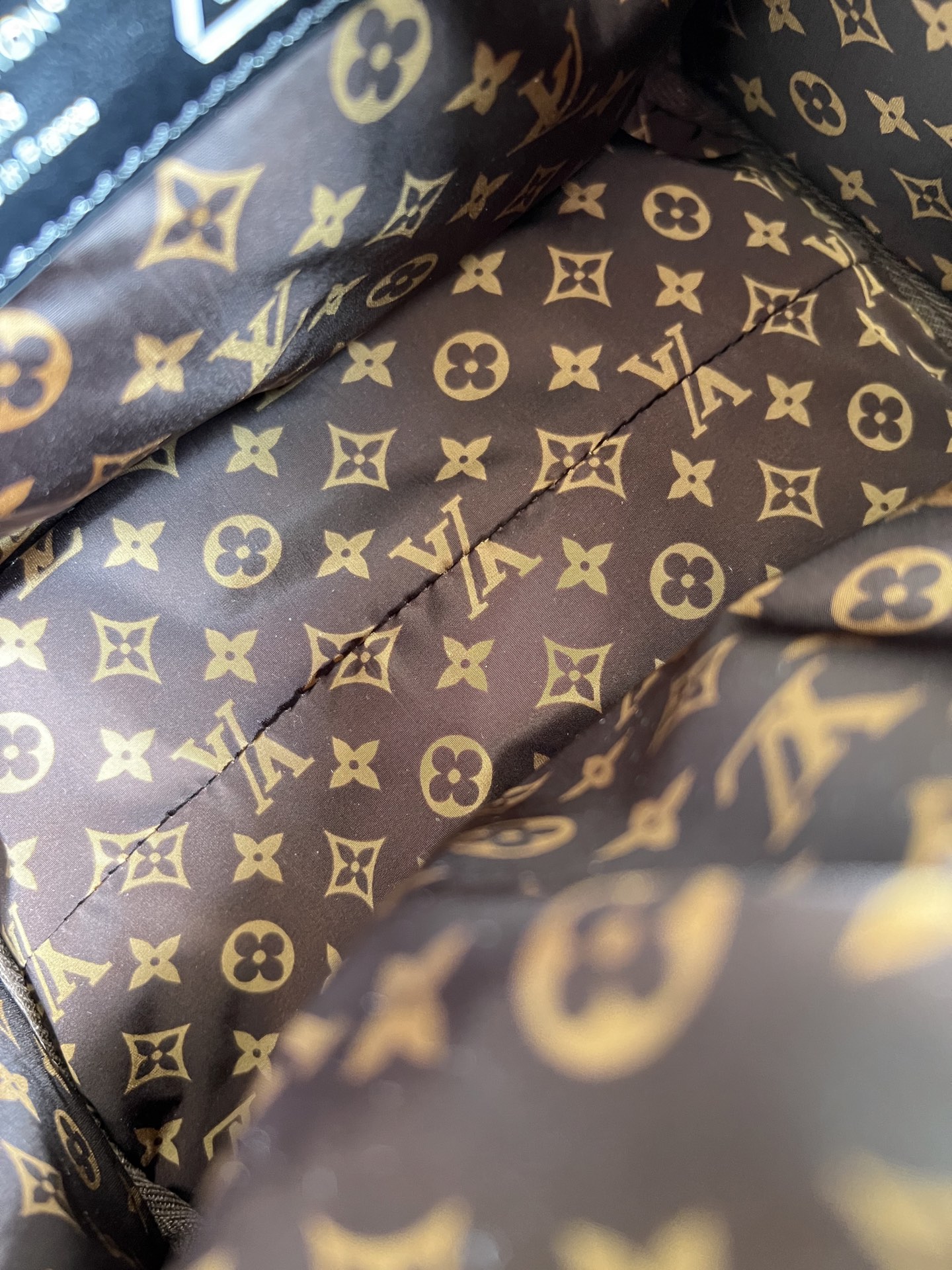 【顶级原单 M26956 】這款LV Ski系列的標誌性的Speedy Bandoulière 20以品