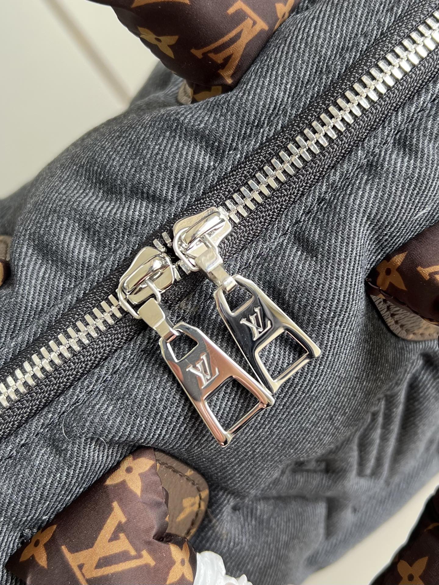 【顶级原单 M26956 】這款LV Ski系列的標誌性的Speedy Bandoulière 20以品