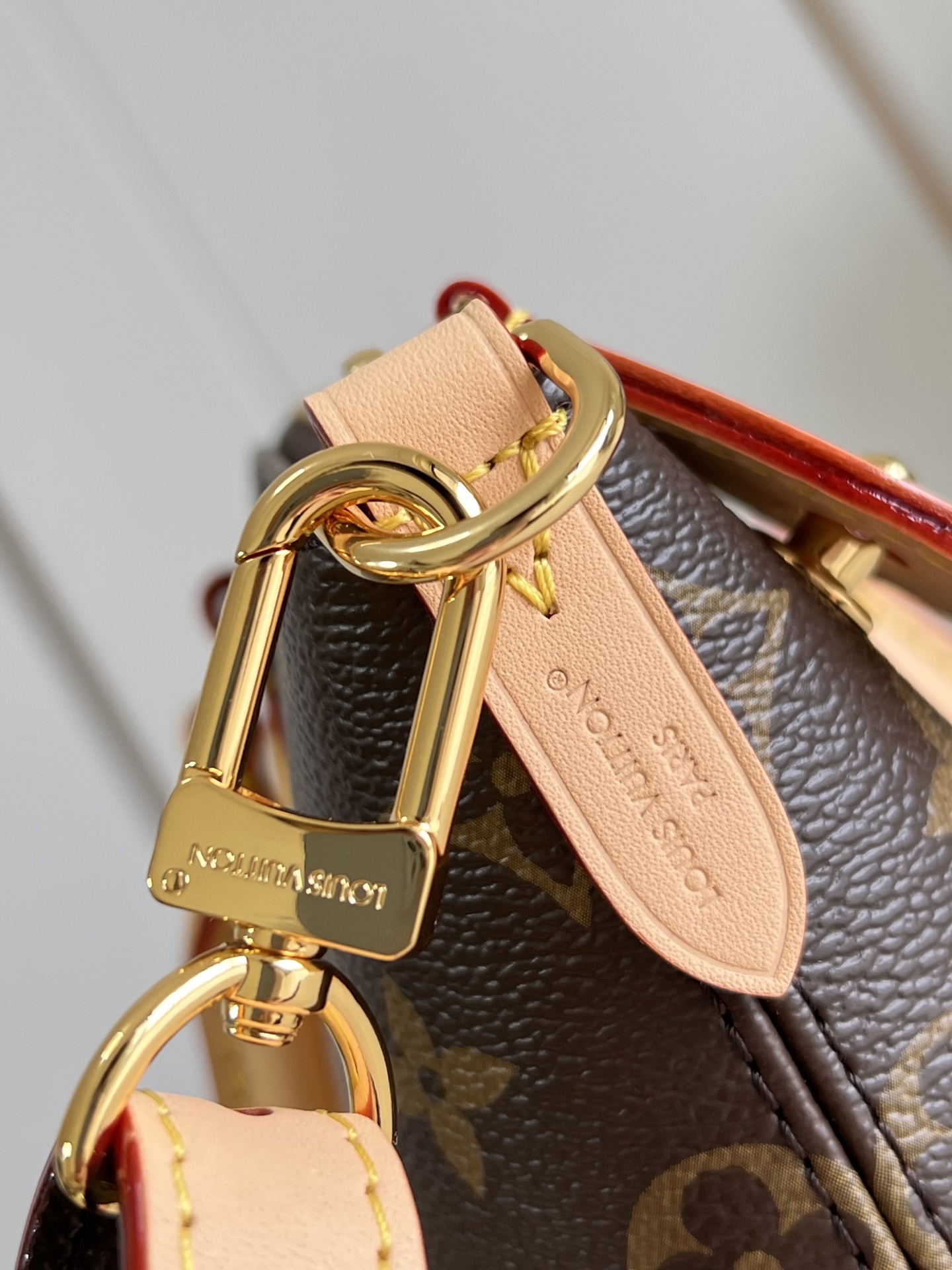 【顶级原单 M26532】這款Neo Lockit PM靈感來自1958年柯德莉夏萍曾攜帶的旅行手挽袋。