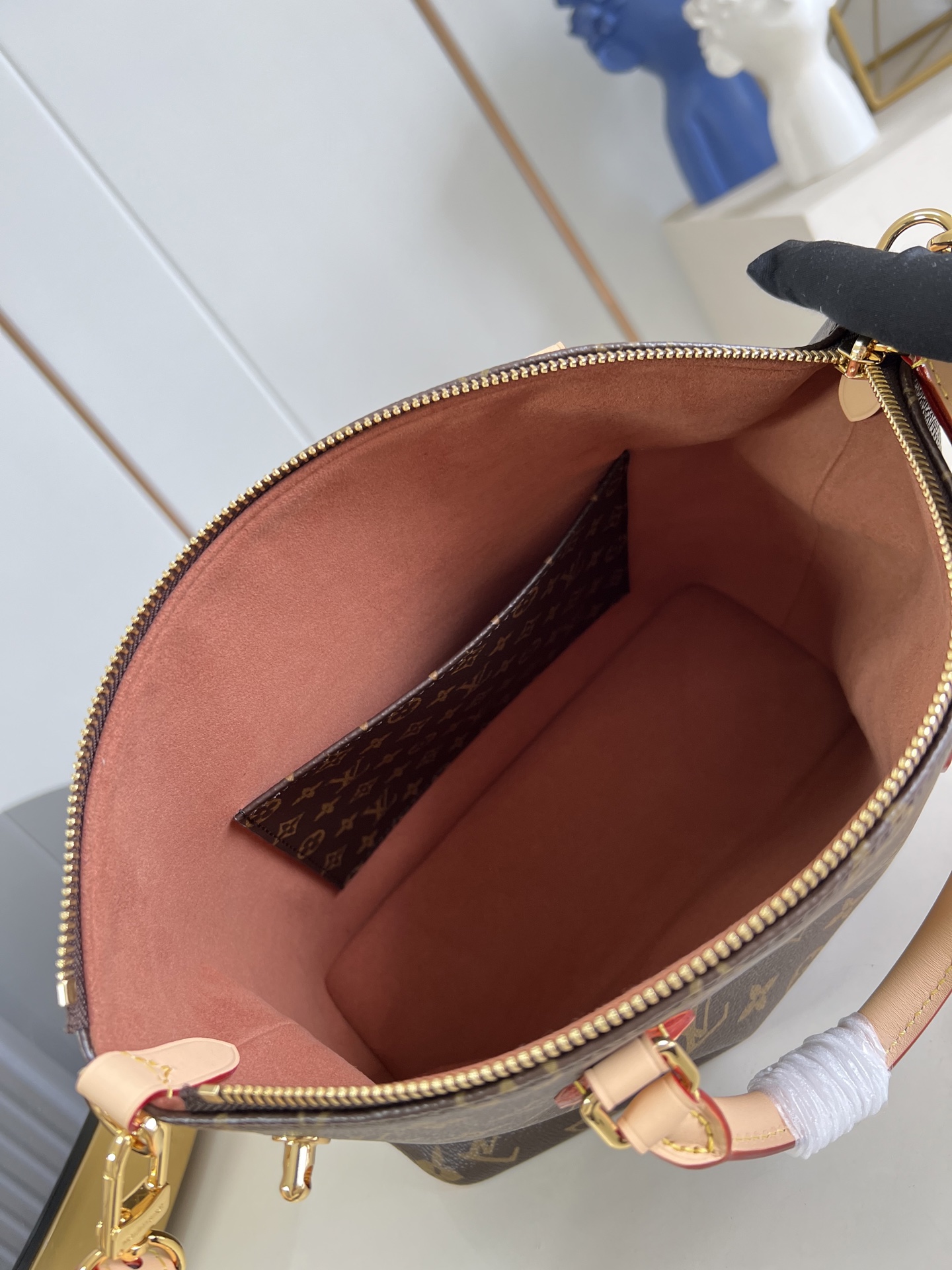 【顶级原单 M26532】這款Neo Lockit PM靈感來自1958年柯德莉夏萍曾攜帶的旅行手挽袋。