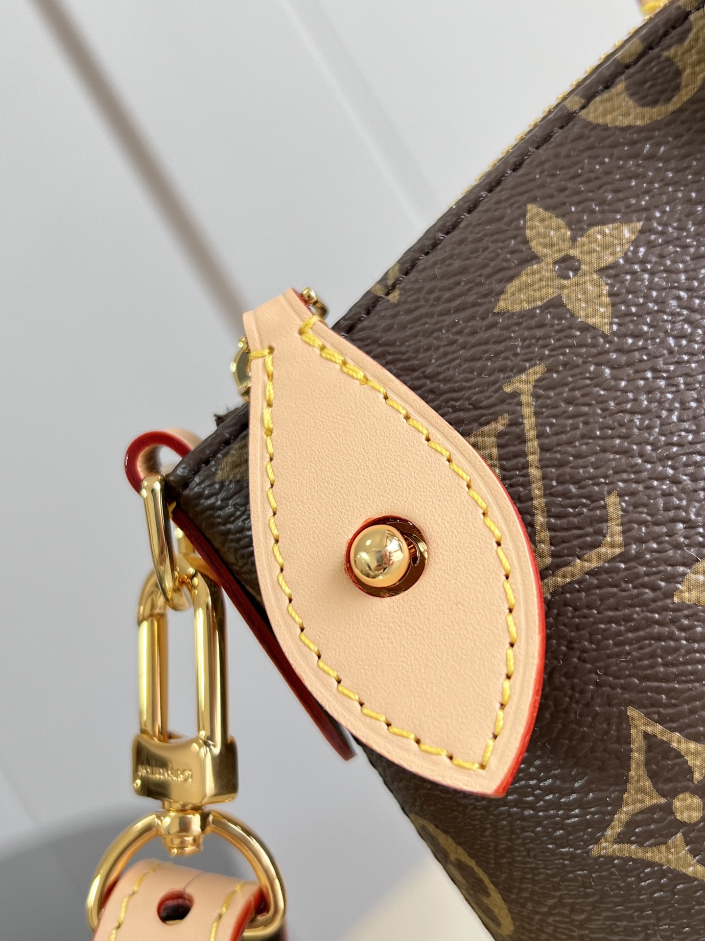 【顶级原单 M26532】這款Neo Lockit PM靈感來自1958年柯德莉夏萍曾攜帶的旅行手挽袋。