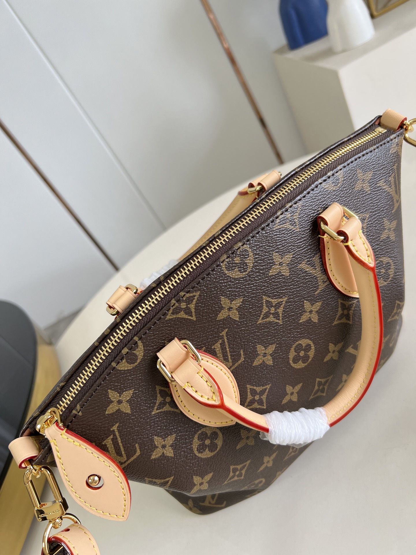 【顶级原单 M26532】這款Neo Lockit PM靈感來自1958年柯德莉夏萍曾攜帶的旅行手挽袋。