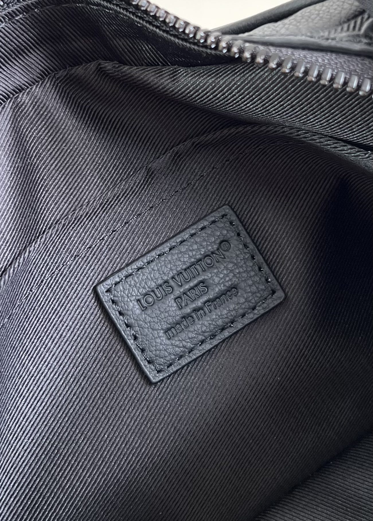 【顶级原单 M26737 黑色/ 压花 】本款 Trocadéro 迷你手袋回溯品牌上世纪八十年代的紧凑