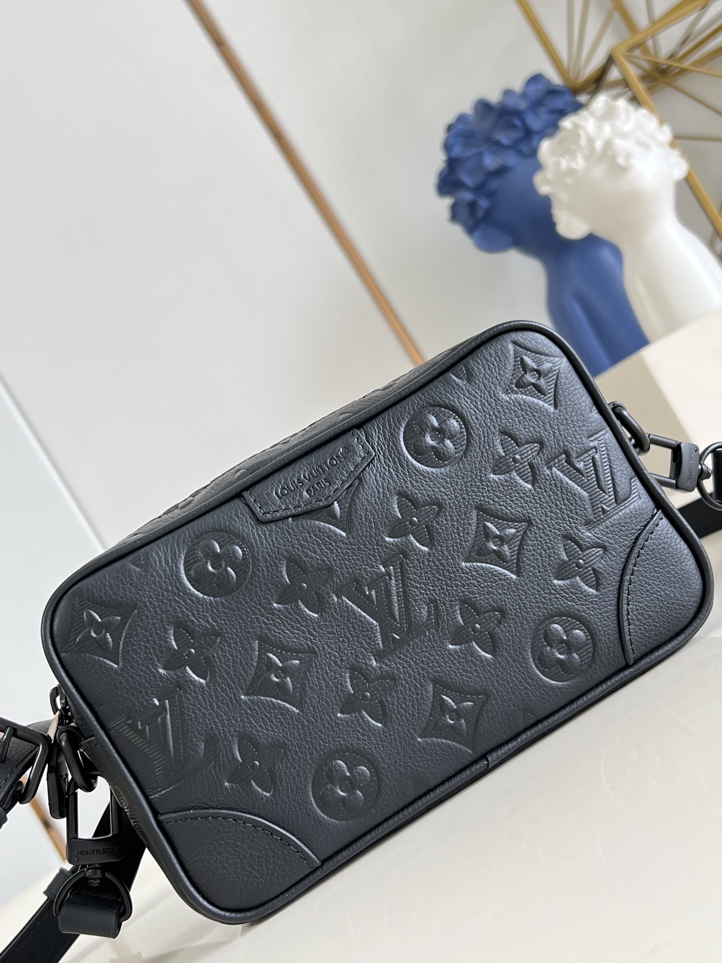 【顶级原单 M26737 黑色/ 压花 】本款 Trocadéro 迷你手袋回溯品牌上世纪八十年代的紧凑