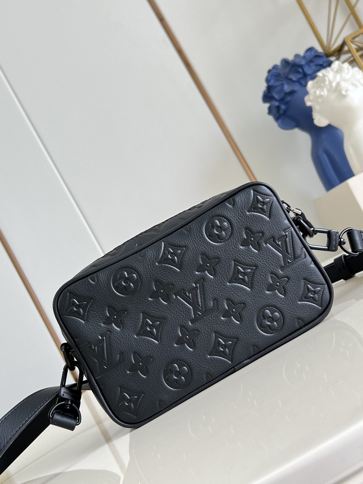 【顶级原单 M26737 黑色/ 压花 】本款 Trocadéro 迷你手袋回溯品牌上世纪八十年代的紧凑