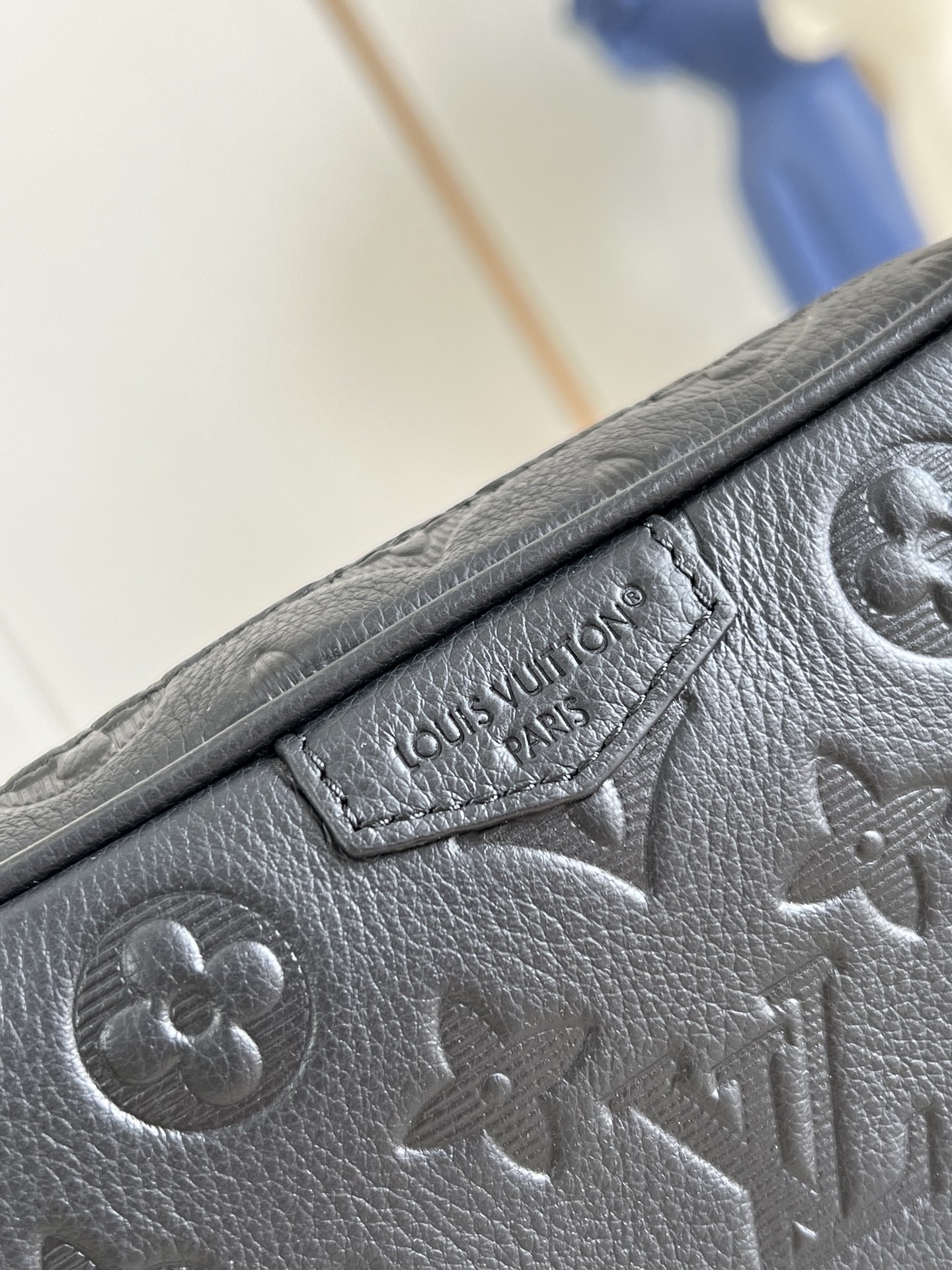 【顶级原单 M26737 黑色/ 压花 】本款 Trocadéro 迷你手袋回溯品牌上世纪八十年代的紧凑