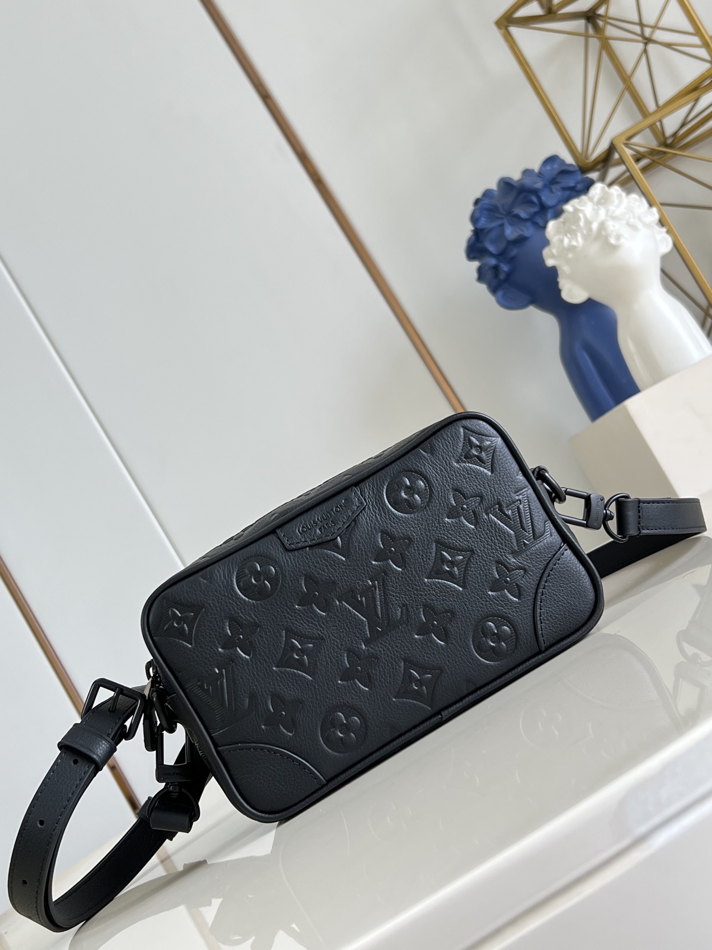 【顶级原单 M26737 黑色/ 压花 】本款 Trocadéro 迷你手袋回溯品牌上世纪八十年代的紧凑