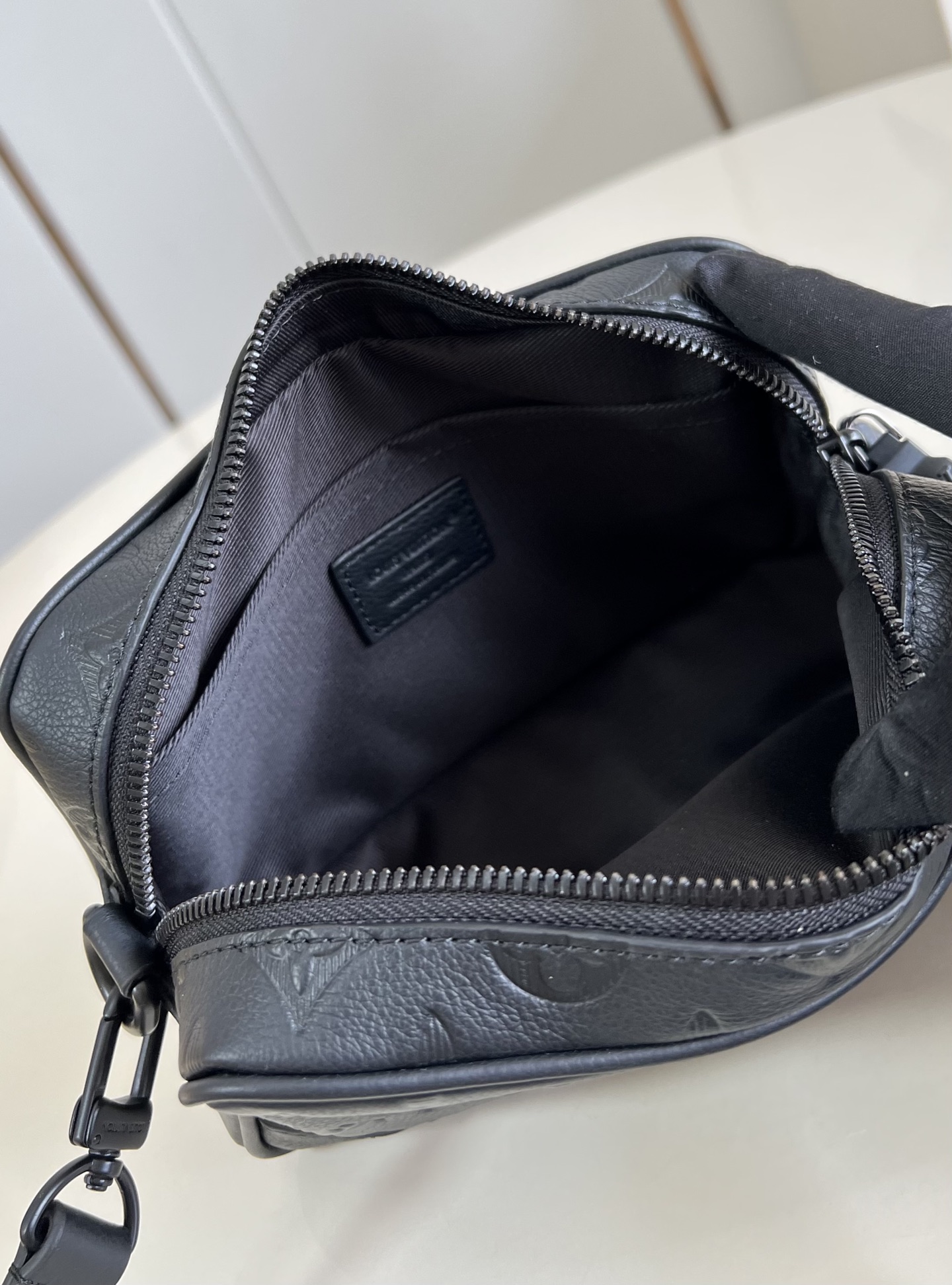 【顶级原单 M26737 黑色/ 压花 】本款 Trocadéro 迷你手袋回溯品牌上世纪八十年代的紧凑