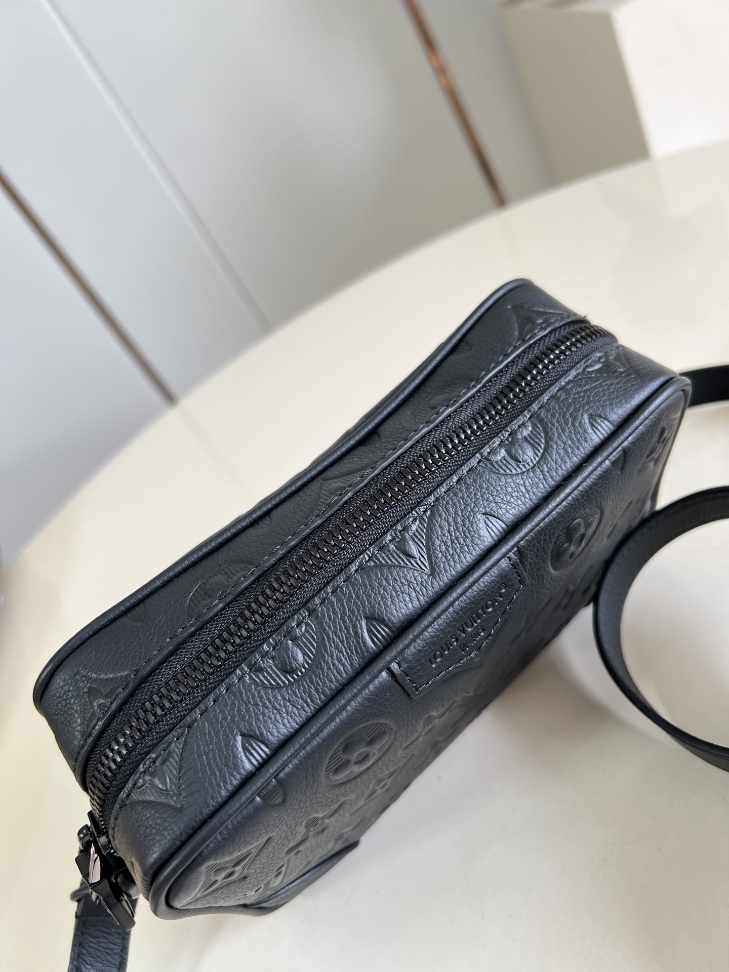 【顶级原单 M26737 黑色/ 压花 】本款 Trocadéro 迷你手袋回溯品牌上世纪八十年代的紧凑