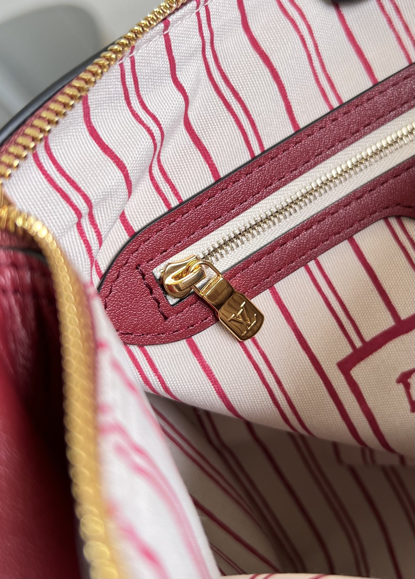 【顶级原单 M25766】本款 Speedy Soft 30 出自 Travels With Grace