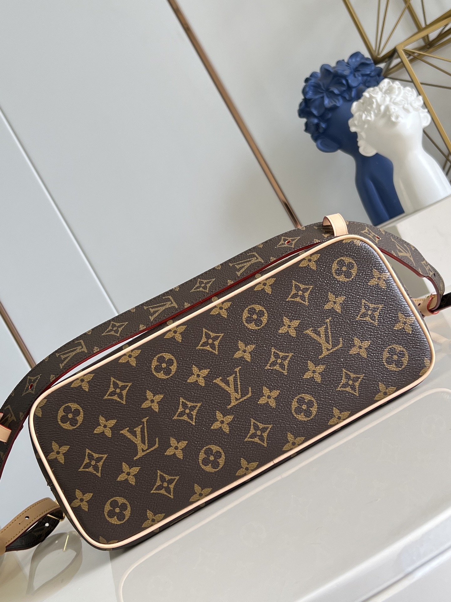 【顶级原单 M26494】這款原版的Lockit袋款靈感來自柯德莉夏萍於1958年在《儷人行》中曾攜帶的