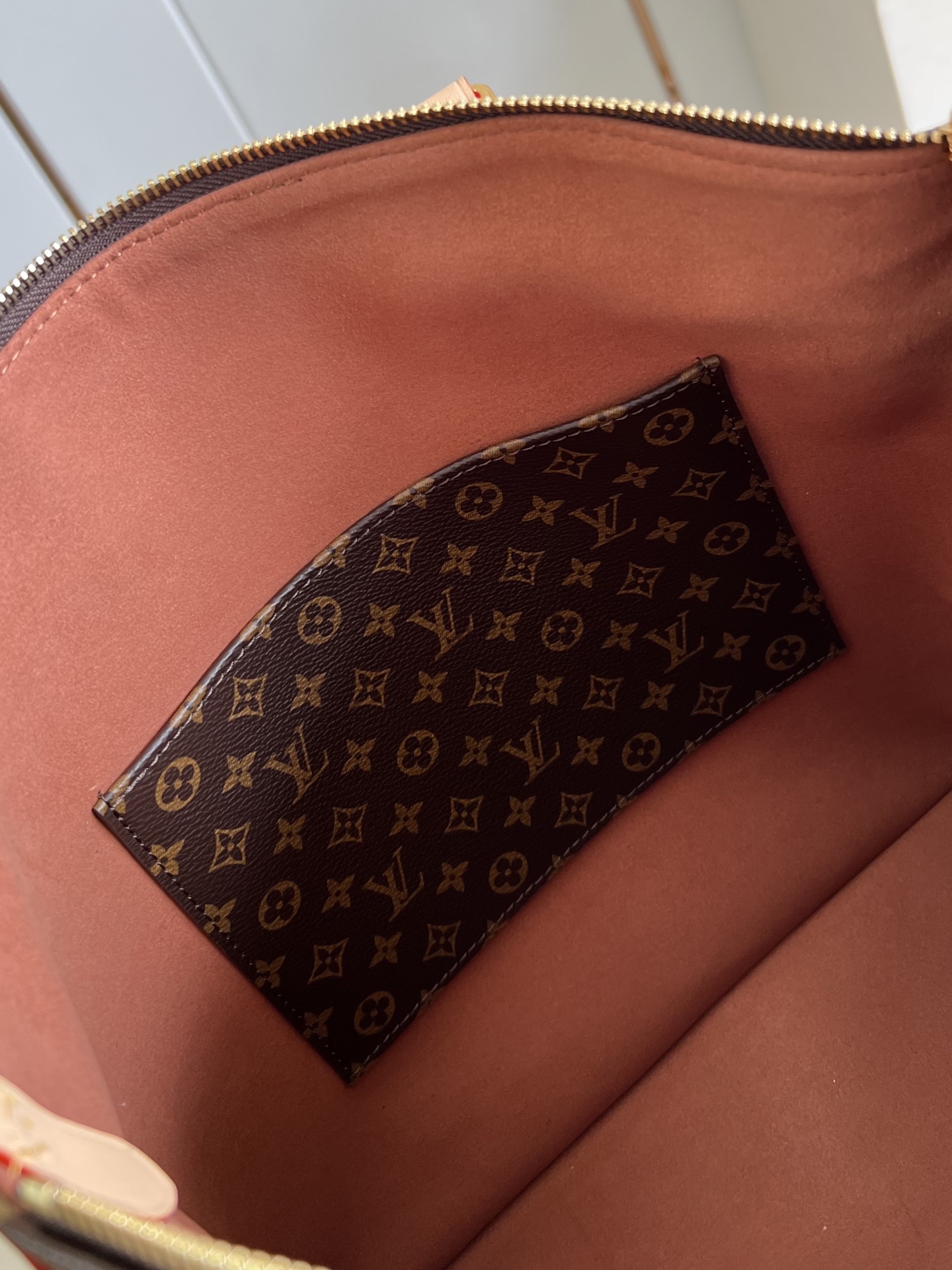 【顶级原单 M26494】這款原版的Lockit袋款靈感來自柯德莉夏萍於1958年在《儷人行》中曾攜帶的