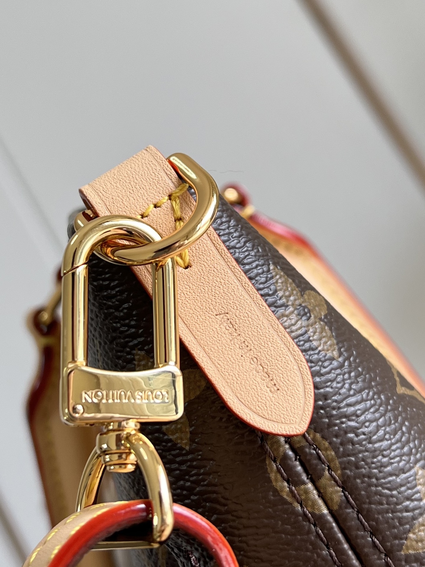 【顶级原单 M26494】這款原版的Lockit袋款靈感來自柯德莉夏萍於1958年在《儷人行》中曾攜帶的