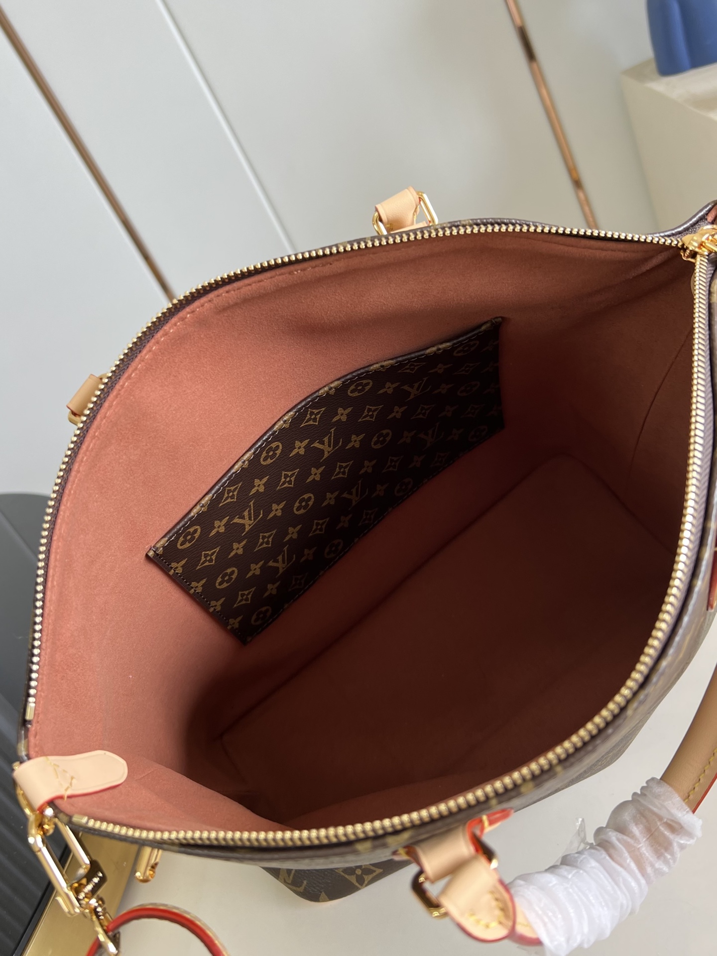 【顶级原单 M26494】這款原版的Lockit袋款靈感來自柯德莉夏萍於1958年在《儷人行》中曾攜帶的