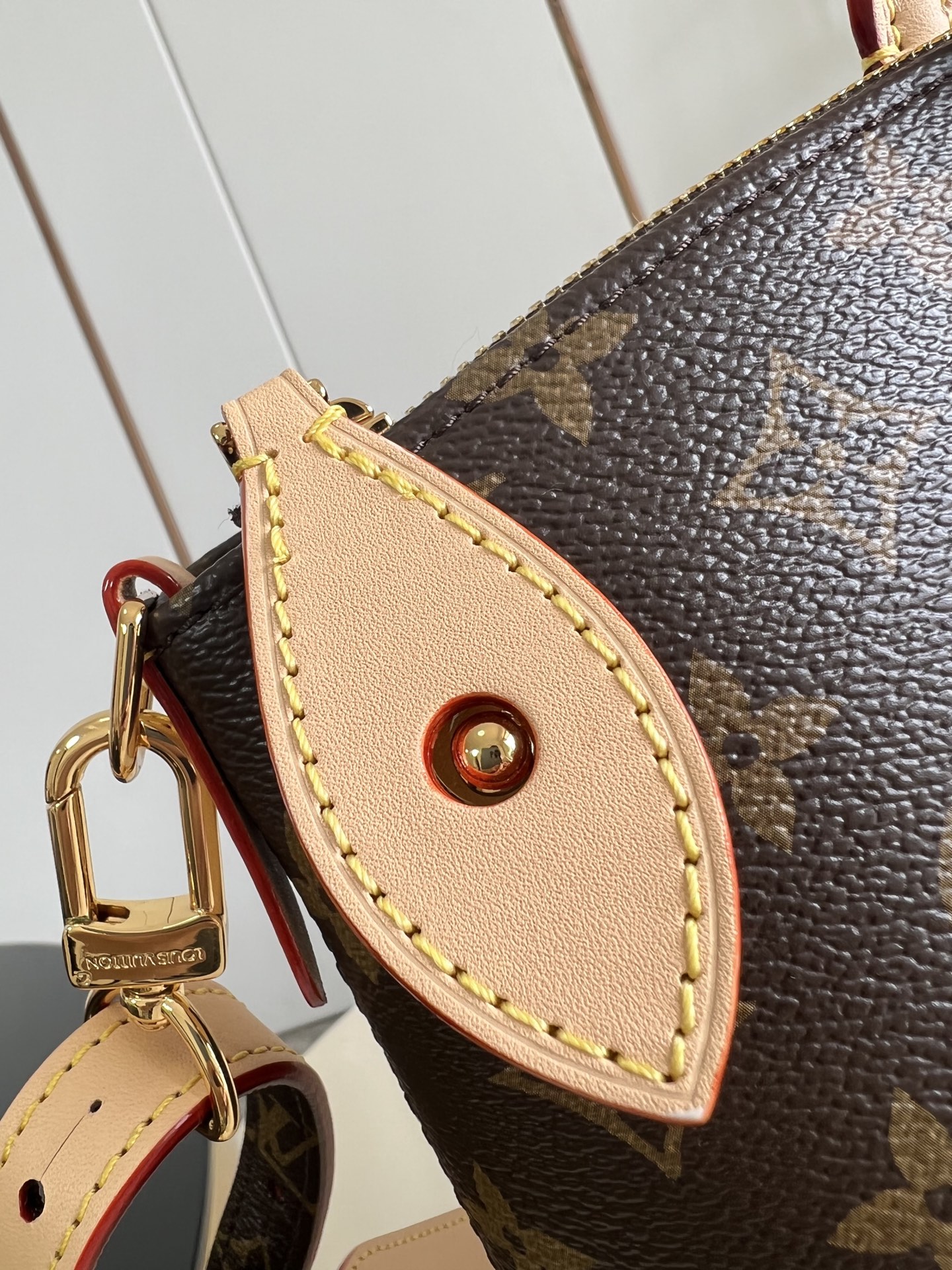 【顶级原单 M26494】這款原版的Lockit袋款靈感來自柯德莉夏萍於1958年在《儷人行》中曾攜帶的