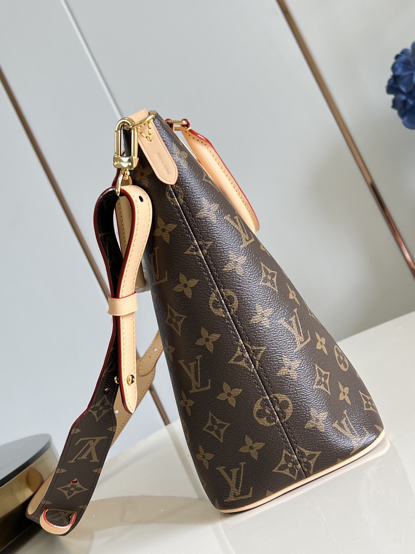 【顶级原单 M26494】這款原版的Lockit袋款靈感來自柯德莉夏萍於1958年在《儷人行》中曾攜帶的