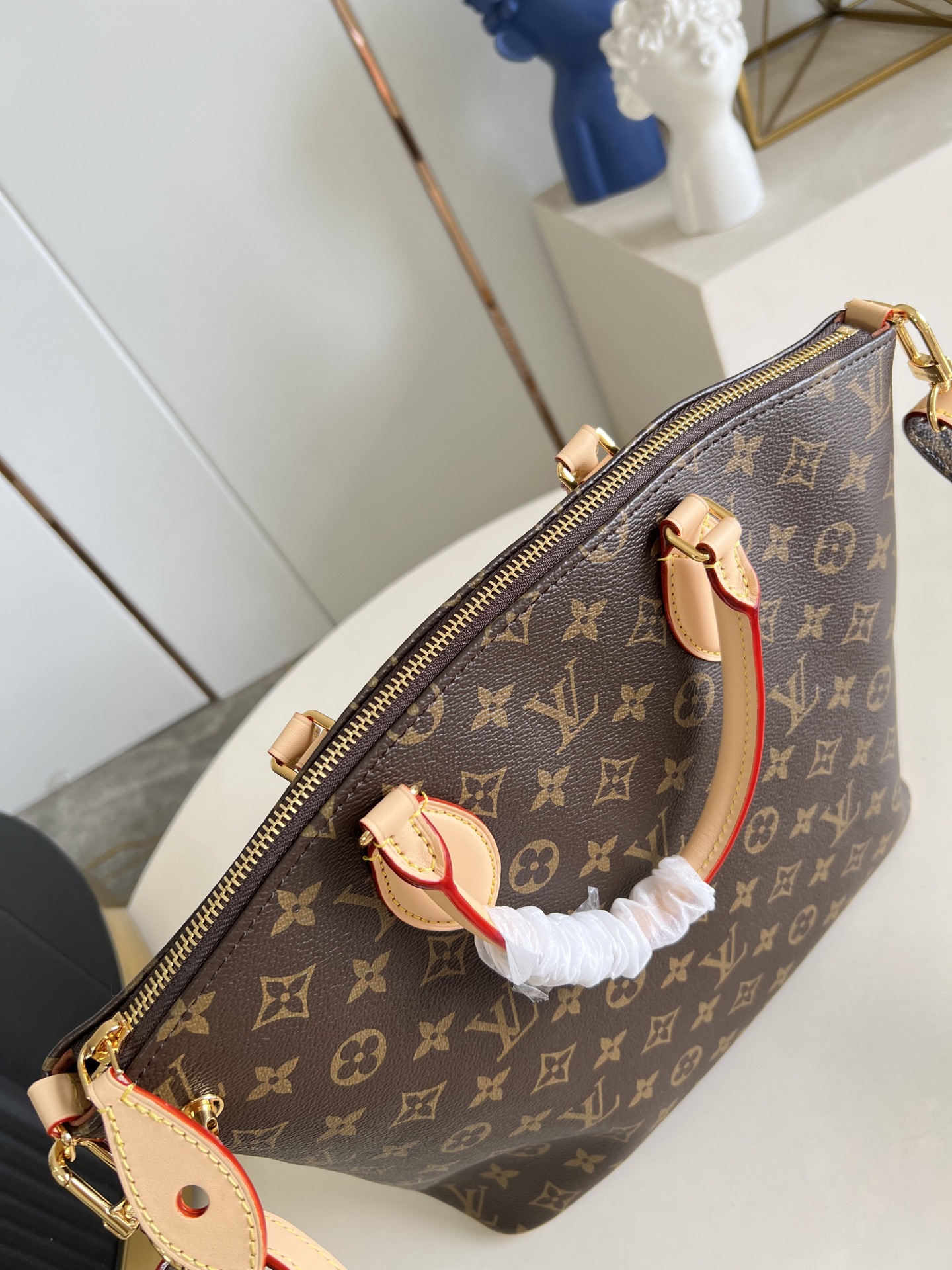 【顶级原单 M26494】這款原版的Lockit袋款靈感來自柯德莉夏萍於1958年在《儷人行》中曾攜帶的