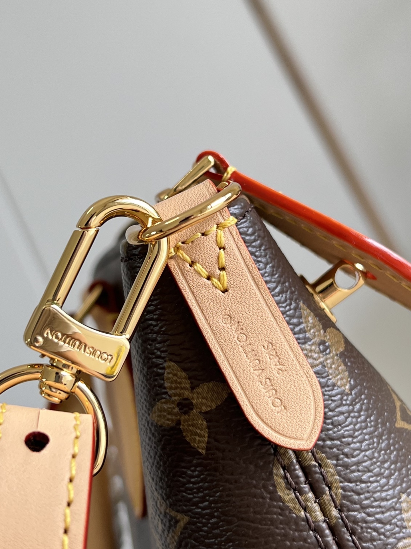 【顶级原单 M26494】這款原版的Lockit袋款靈感來自柯德莉夏萍於1958年在《儷人行》中曾攜帶的