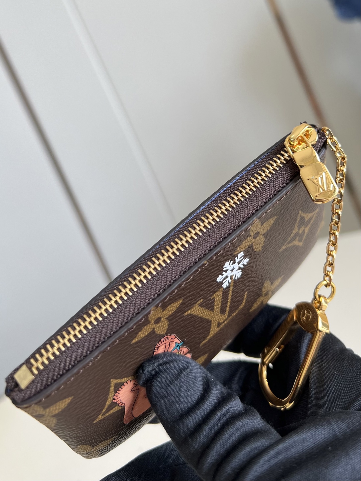 【顶级原单 M15341 】Vivienne Wintery Travel 系列推出此款钥匙零钱包，以 