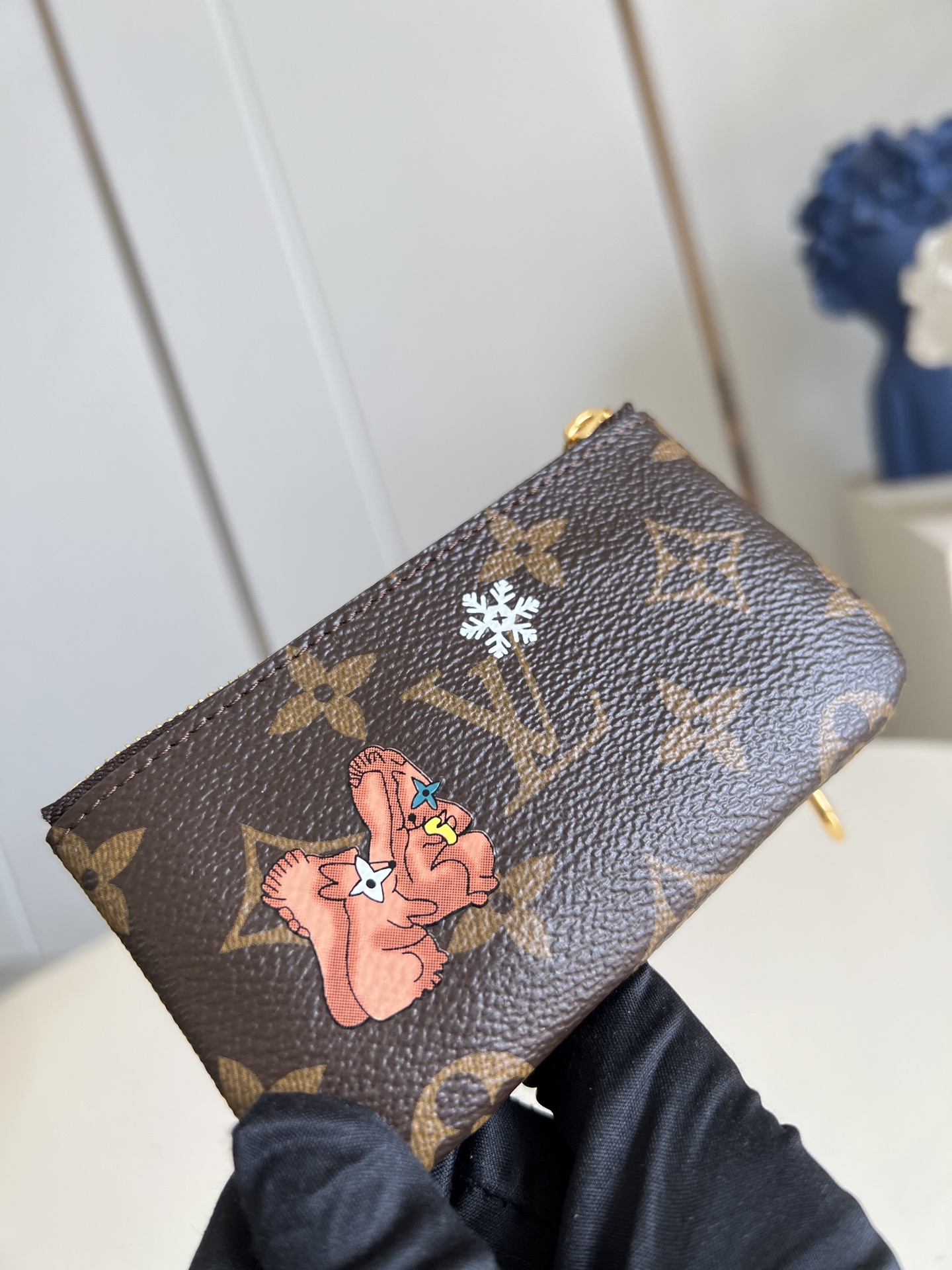 【顶级原单 M15341 】Vivienne Wintery Travel 系列推出此款钥匙零钱包，以 