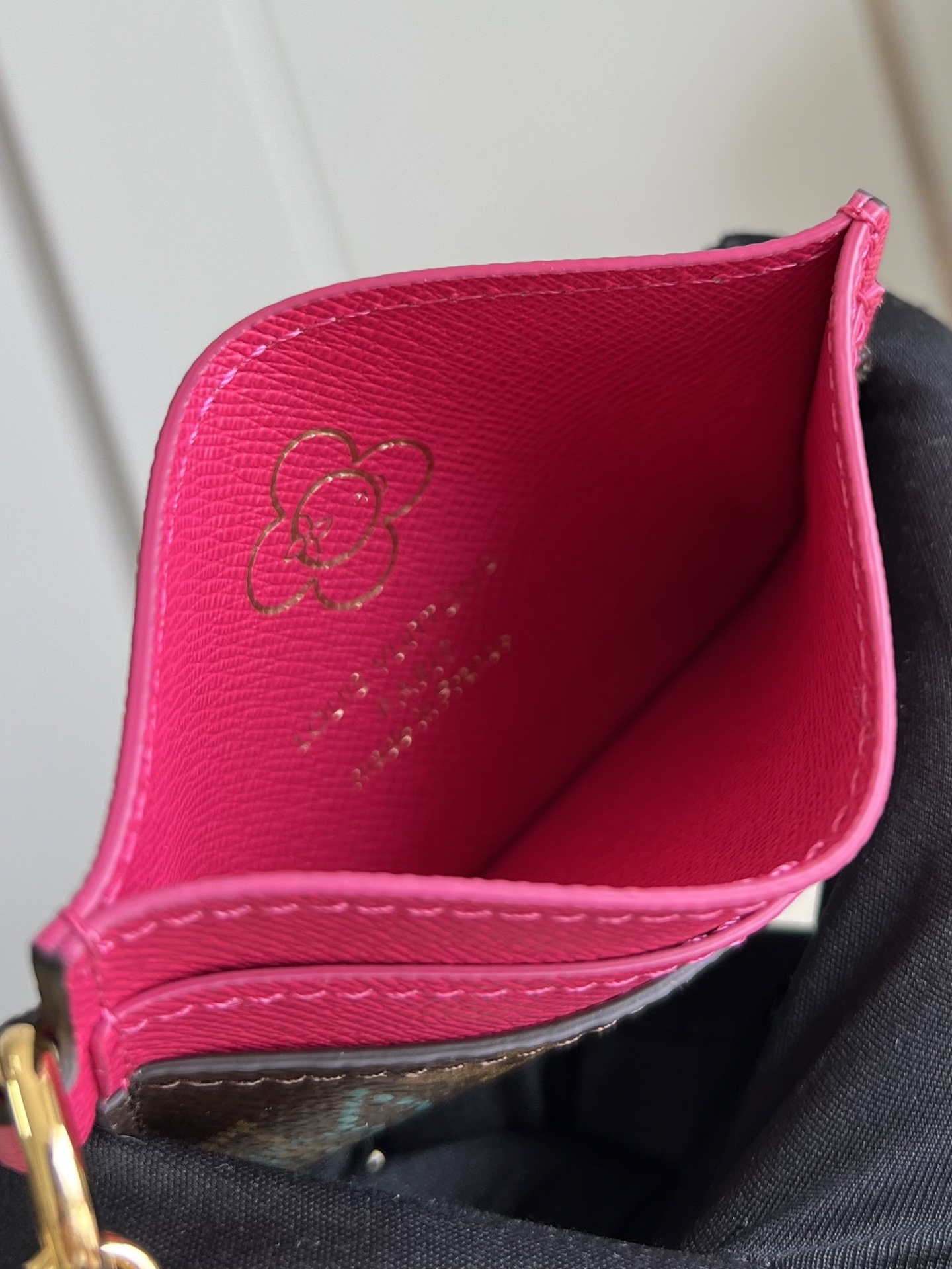 【顶级原单 M15332 】作为 Vivienne 冬季假日系列的一员，这款趣味盎然的 LV Charm