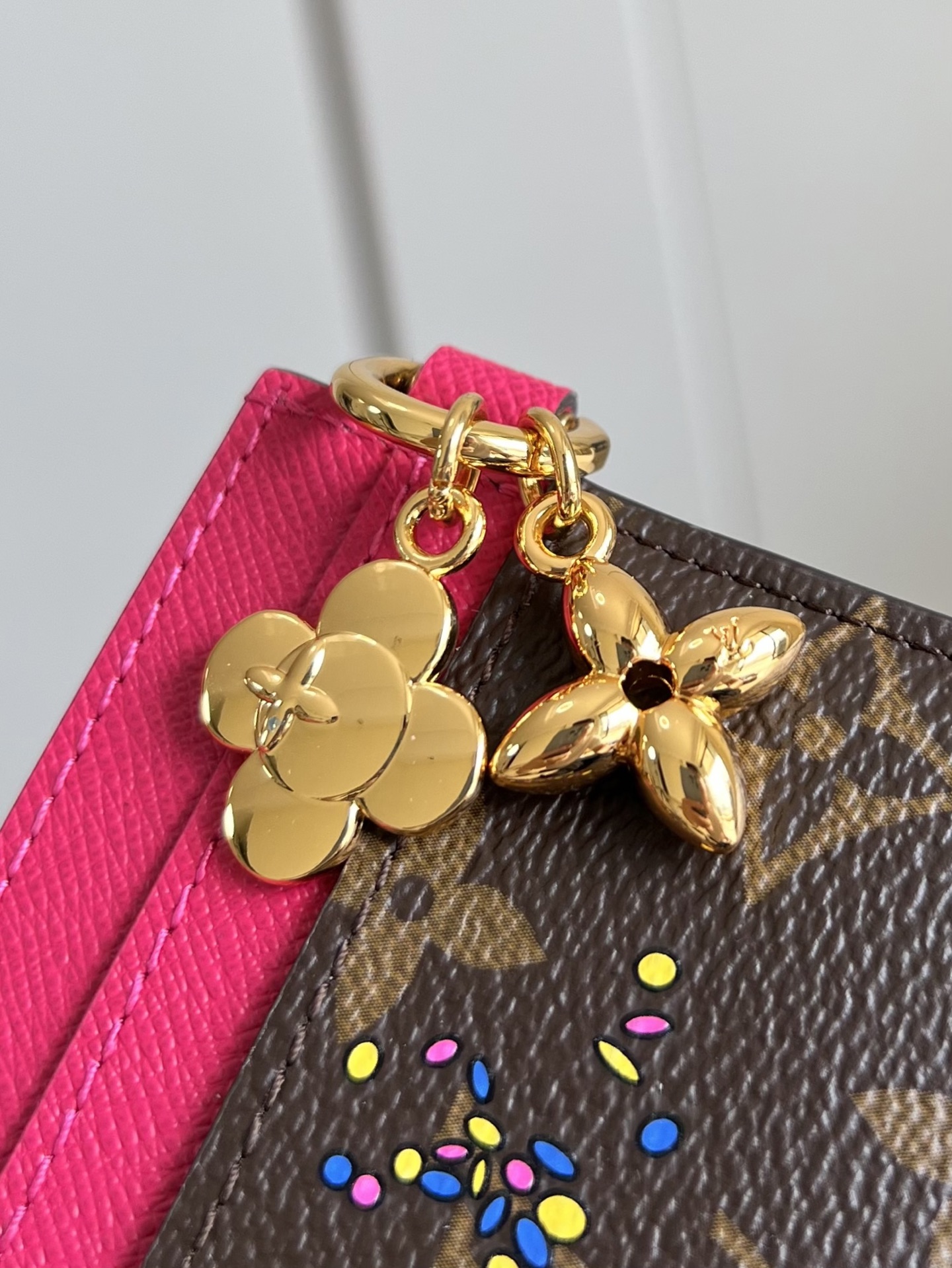 【顶级原单 M15332 】作为 Vivienne 冬季假日系列的一员，这款趣味盎然的 LV Charm