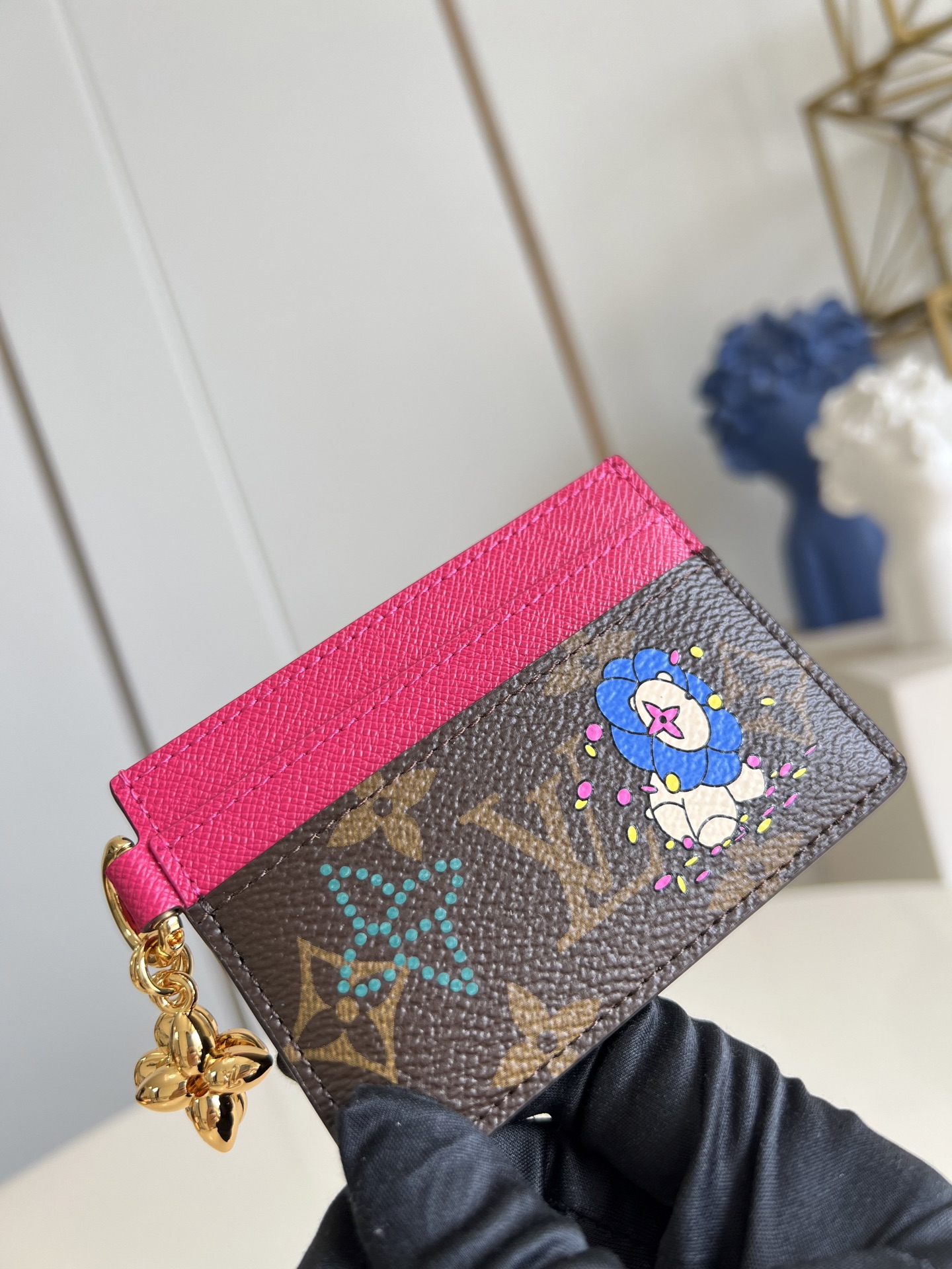 【顶级原单 M15332 】作为 Vivienne 冬季假日系列的一员，这款趣味盎然的 LV Charm