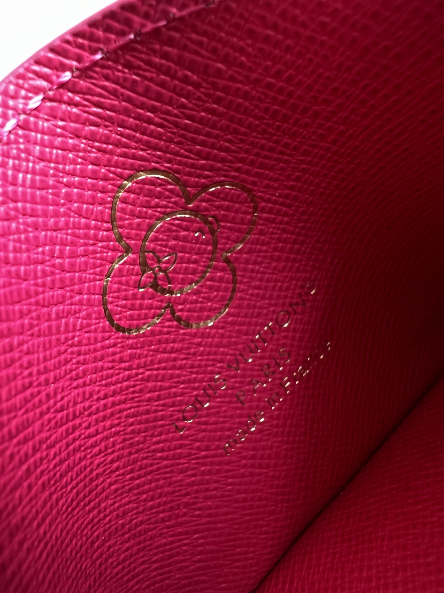 【顶级原单 M15332 】作为 Vivienne 冬季假日系列的一员，这款趣味盎然的 LV Charm