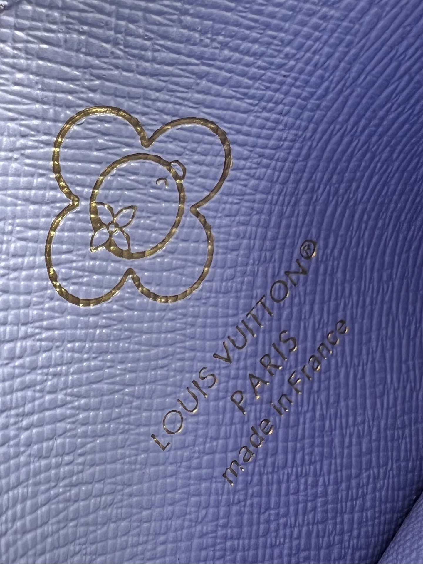 【顶级原单 M15324 】路易威登吉祥物 Vivienne 现身插画之中，又化身精巧挂饰，为此款 LV