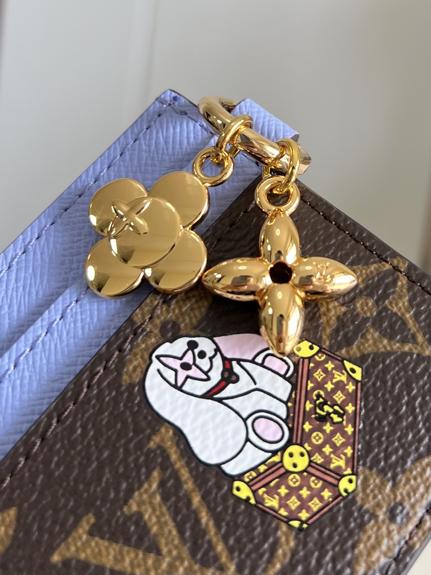 【顶级原单 M15324 】路易威登吉祥物 Vivienne 现身插画之中，又化身精巧挂饰，为此款 LV