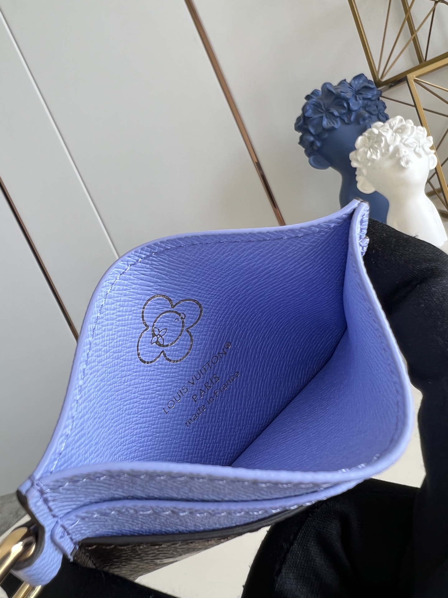 【顶级原单 M15324 】路易威登吉祥物 Vivienne 现身插画之中，又化身精巧挂饰，为此款 LV