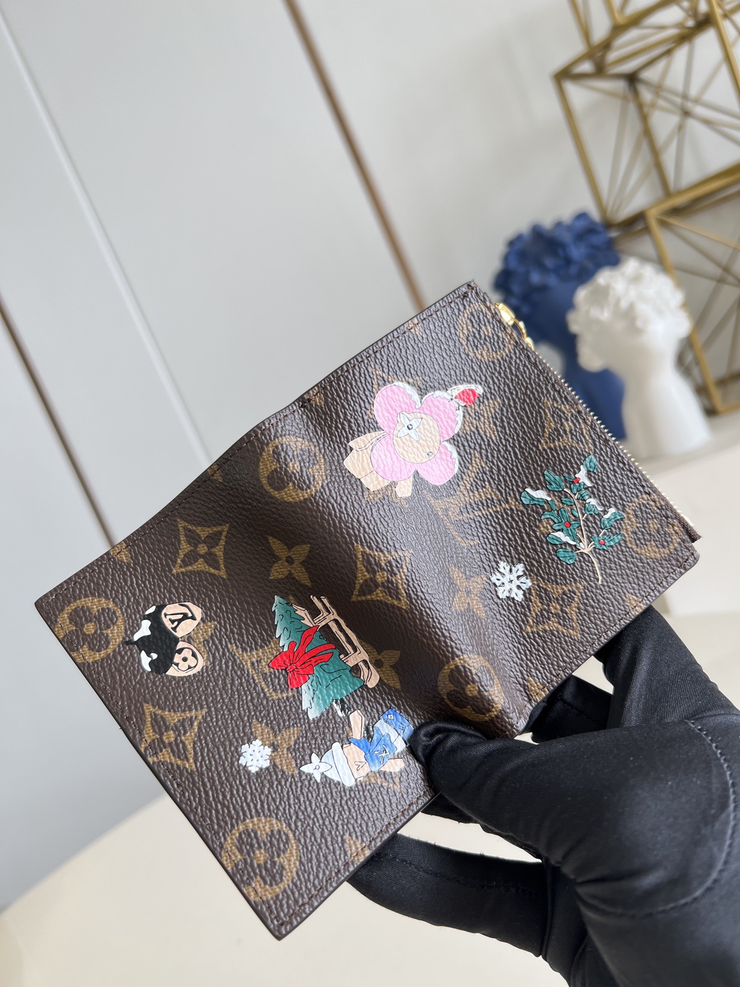 【顶级原单 M15334 】本款 Lisa 钱夹来自 Vivienne Wintery Travel 系