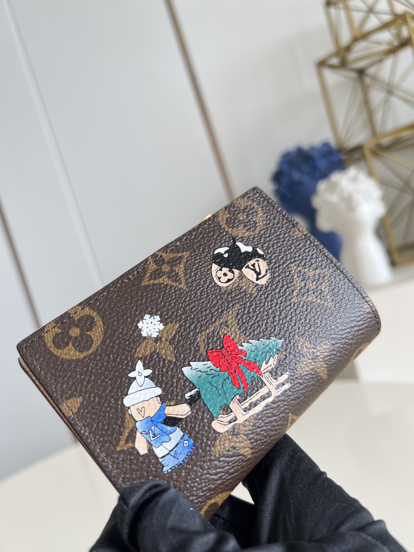 【顶级原单 M15334 】本款 Lisa 钱夹来自 Vivienne Wintery Travel 系