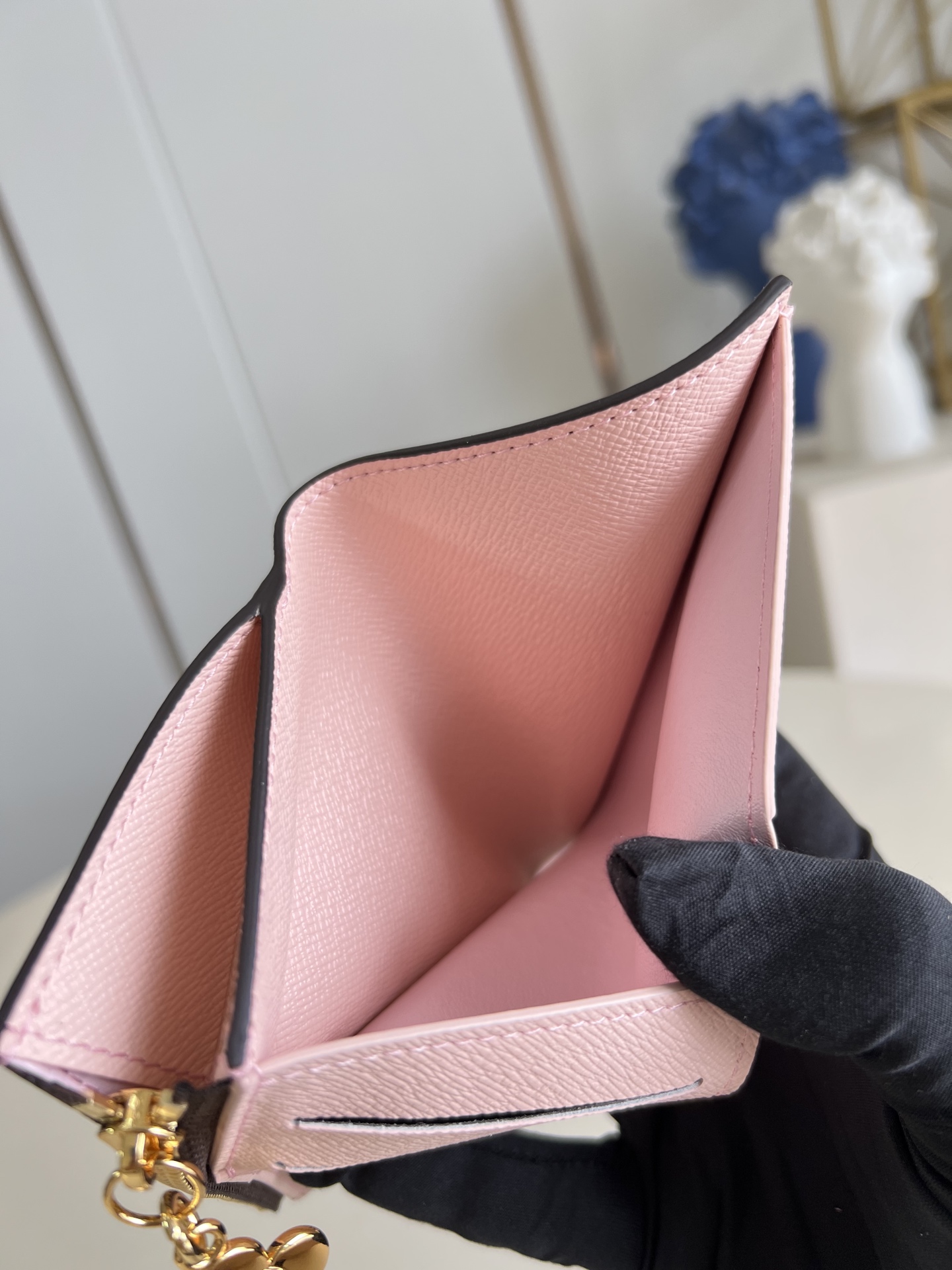 【顶级原单 M15334 】本款 Lisa 钱夹来自 Vivienne Wintery Travel 系