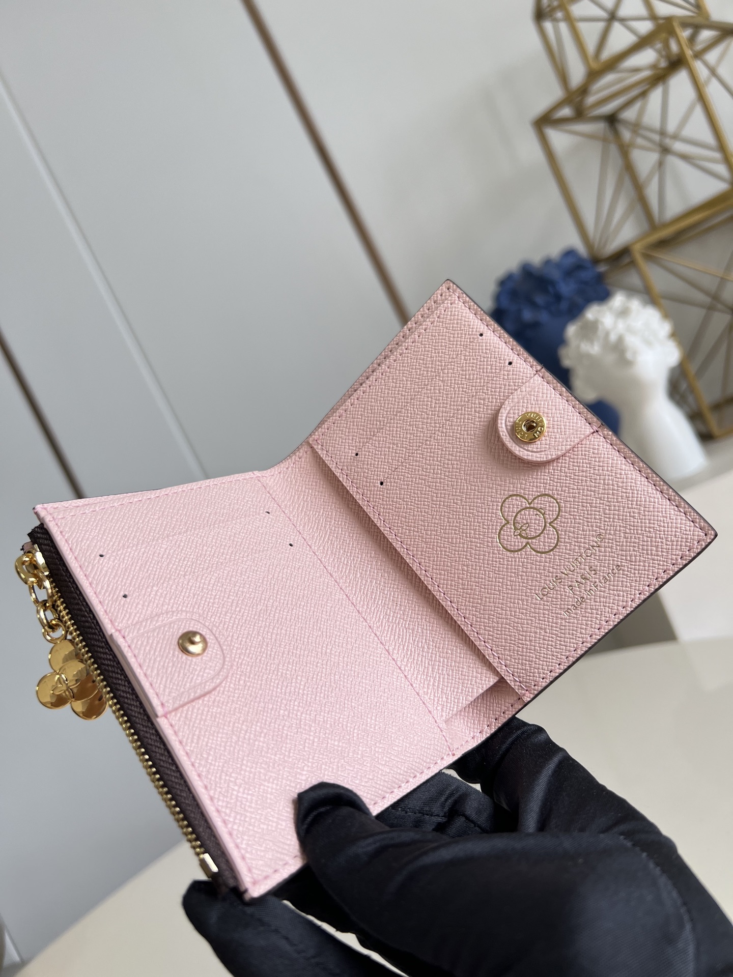 【顶级原单 M15334 】本款 Lisa 钱夹来自 Vivienne Wintery Travel 系