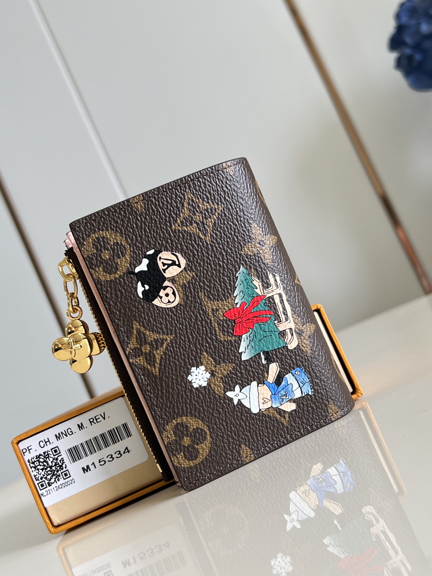 【顶级原单 M15334 】本款 Lisa 钱夹来自 Vivienne Wintery Travel 系